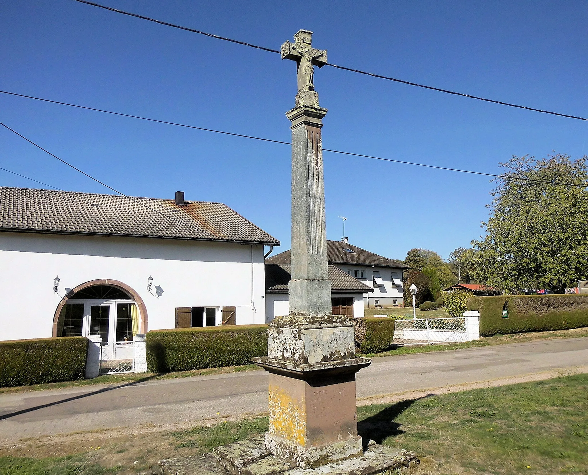 Photo showing: La croix de chemin à Fleurey-lès-Saint-Loup