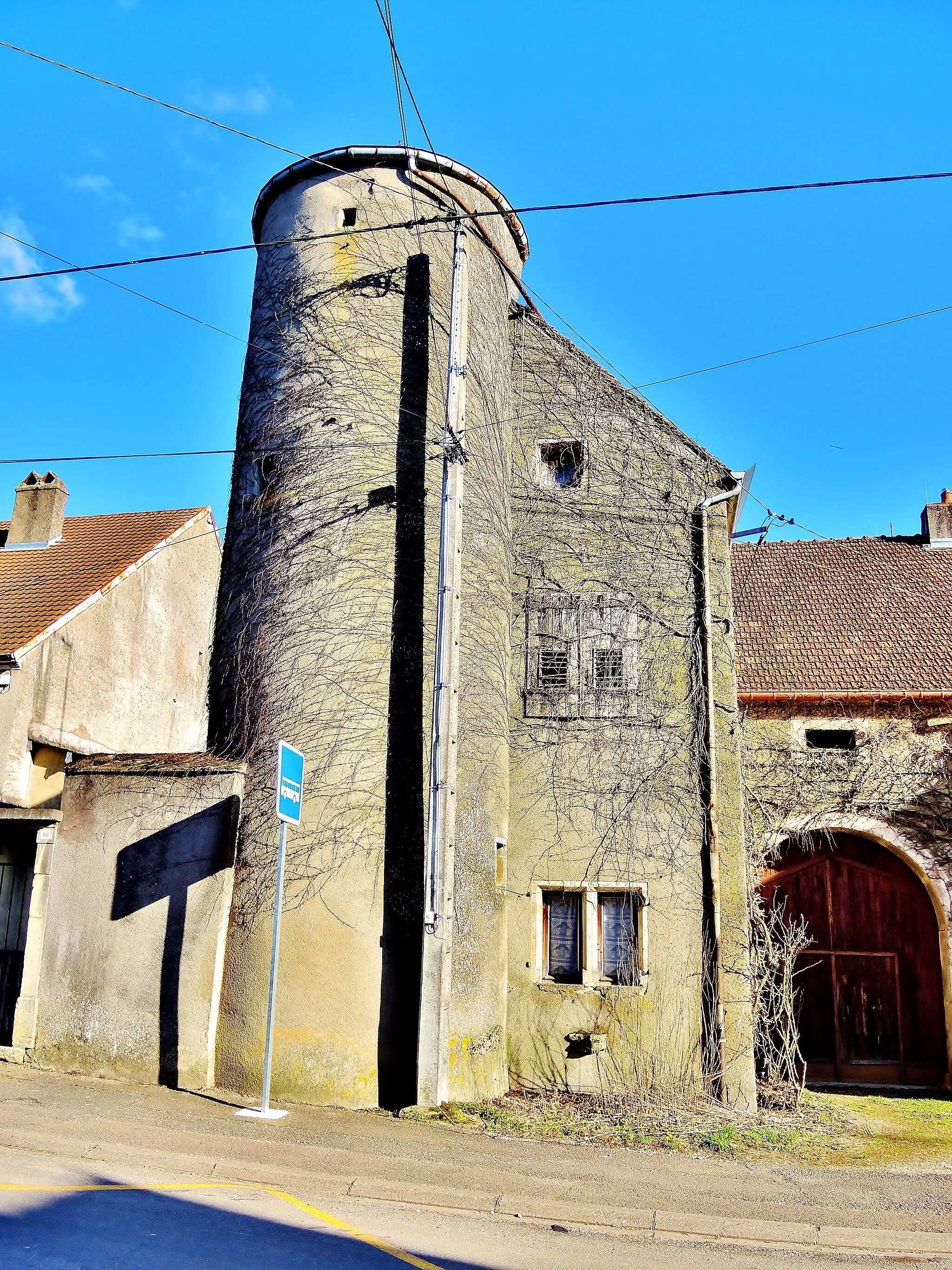 Photo showing: Maison avec tourelle, au centre du village de Granvelle. Département de Haute-Saône.