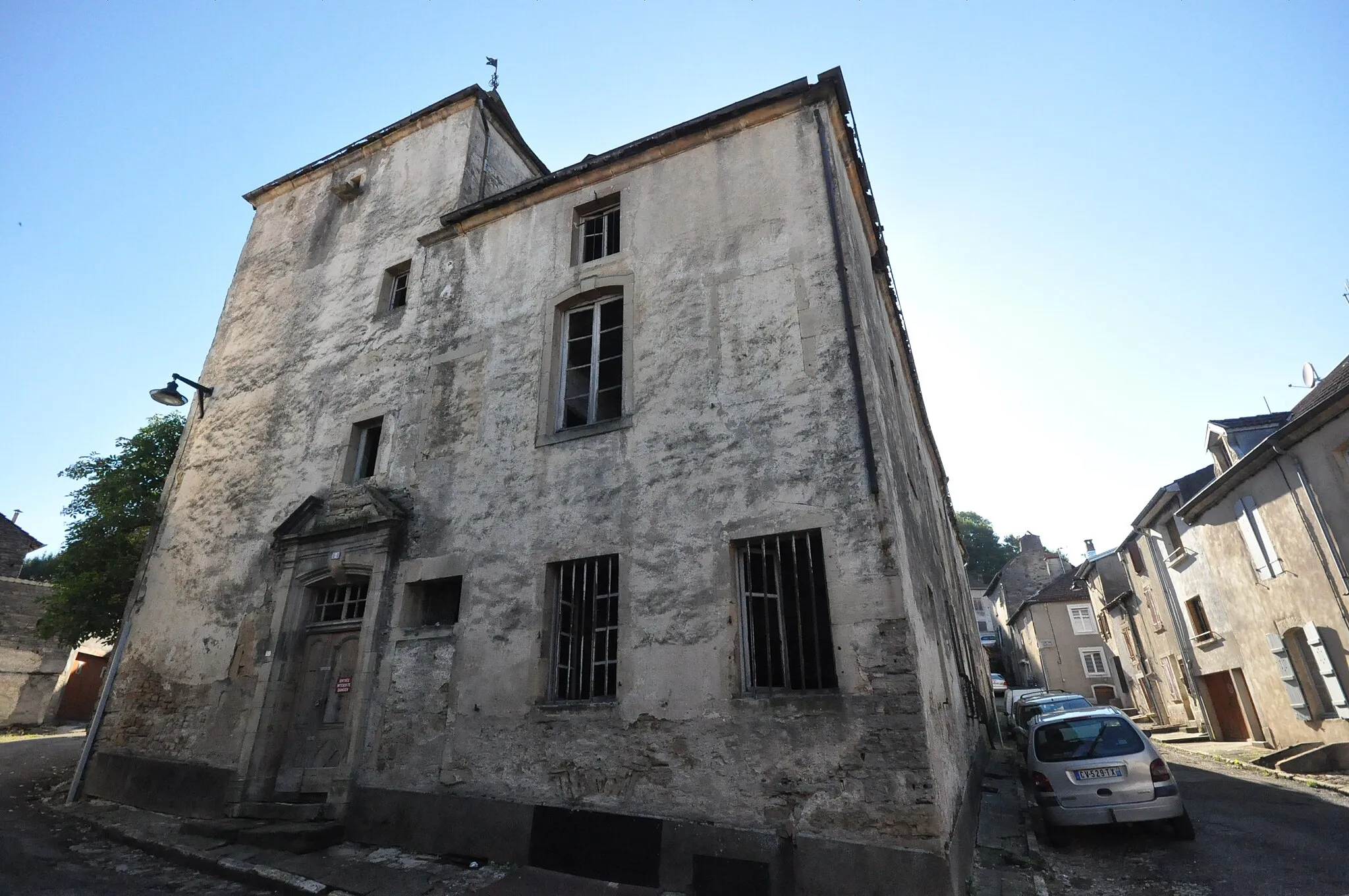 Photo showing: This building is indexed in the base Mérimée, a database of architectural heritage maintained by the French Ministry of Culture, under the reference PA70000017 .