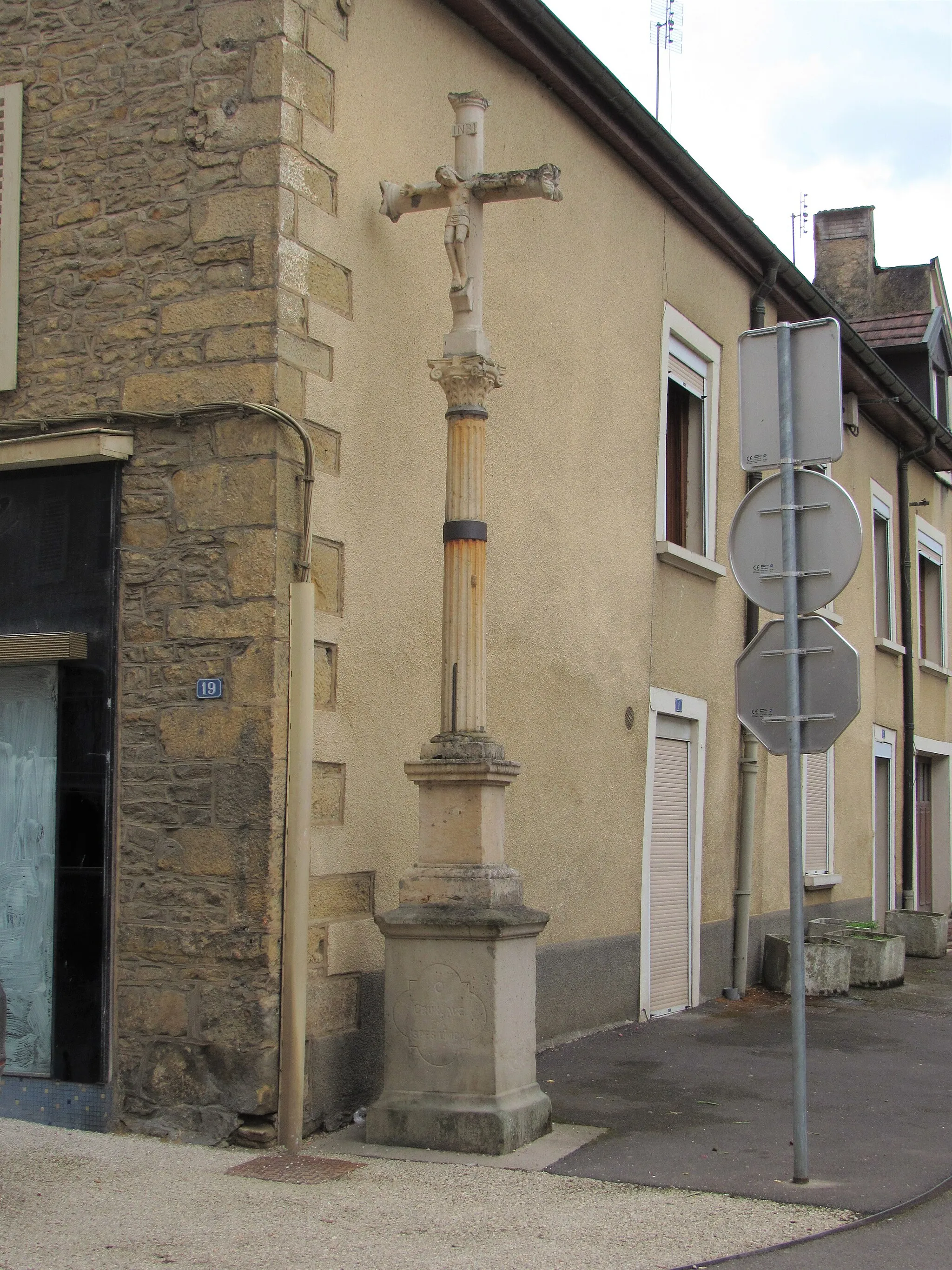 Photo showing: Croix en pierre, rue Gambetta