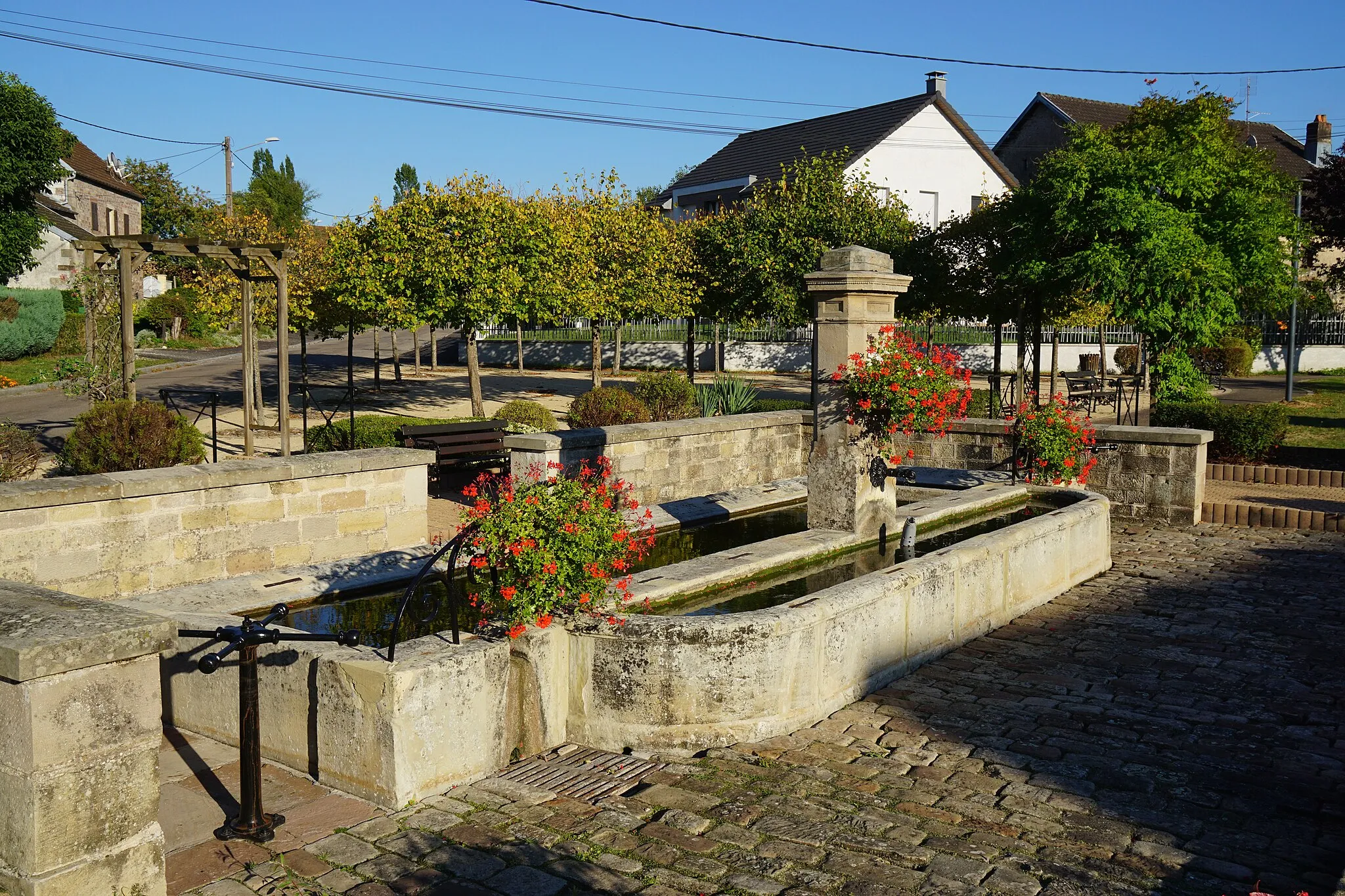 Photo showing: Fontaine et square à Frotey-lès-Lure.