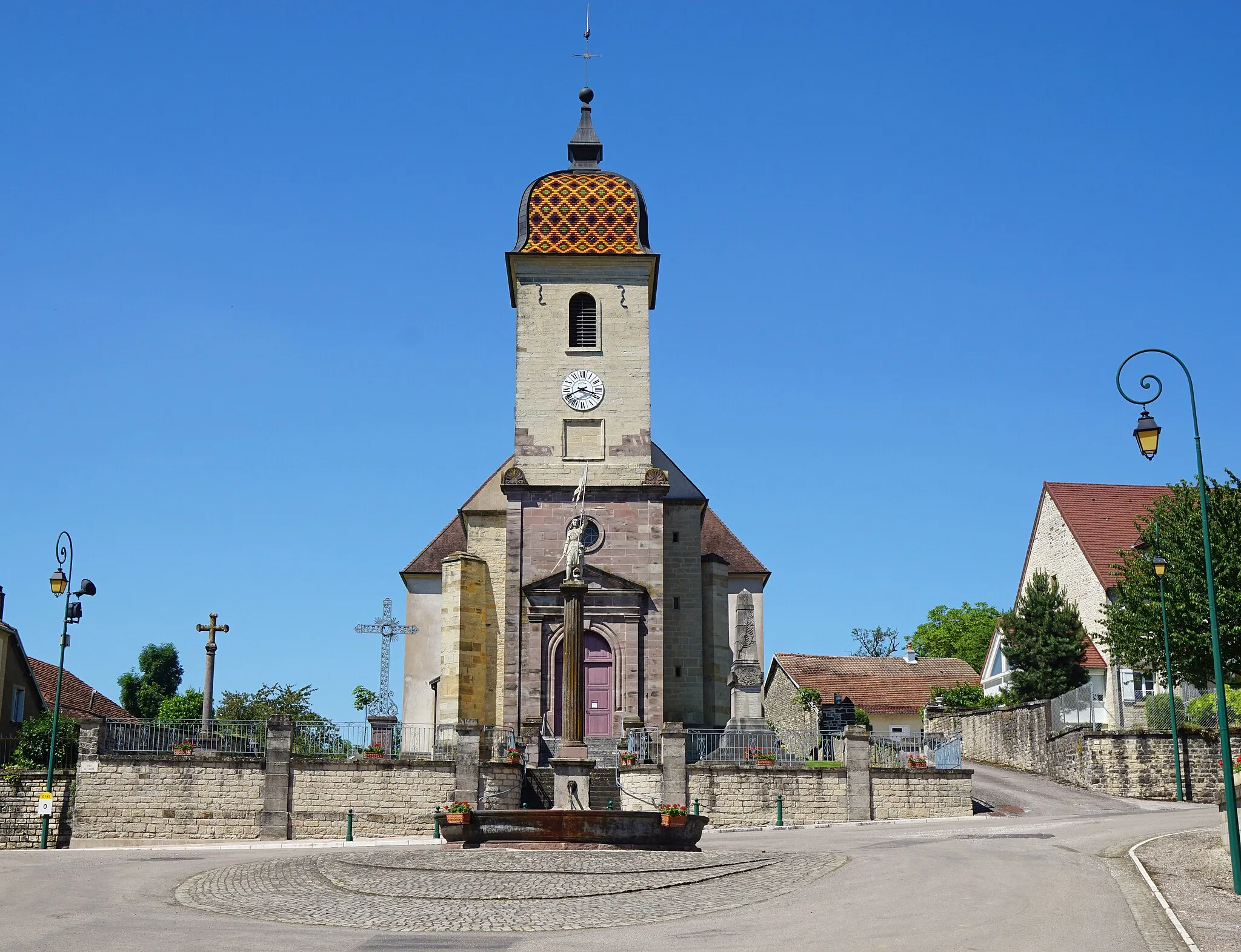 Photo showing: L'église et la place du village de Genevrey.