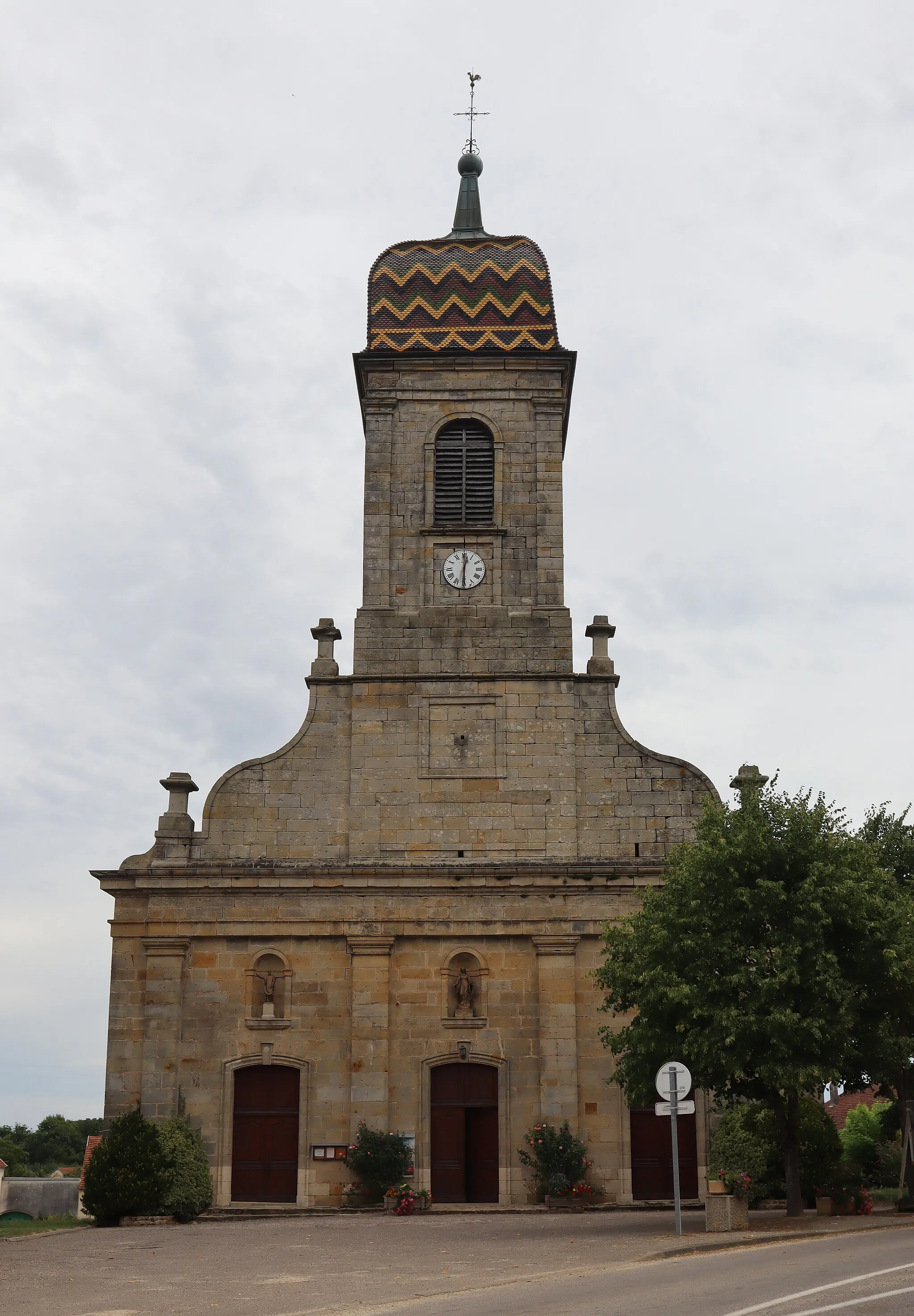 Photo showing: Extérieur de l'église Saint-Ferréol et Saint-Ferjeux de Gevigney-et-Mercey (Haute-Saône).