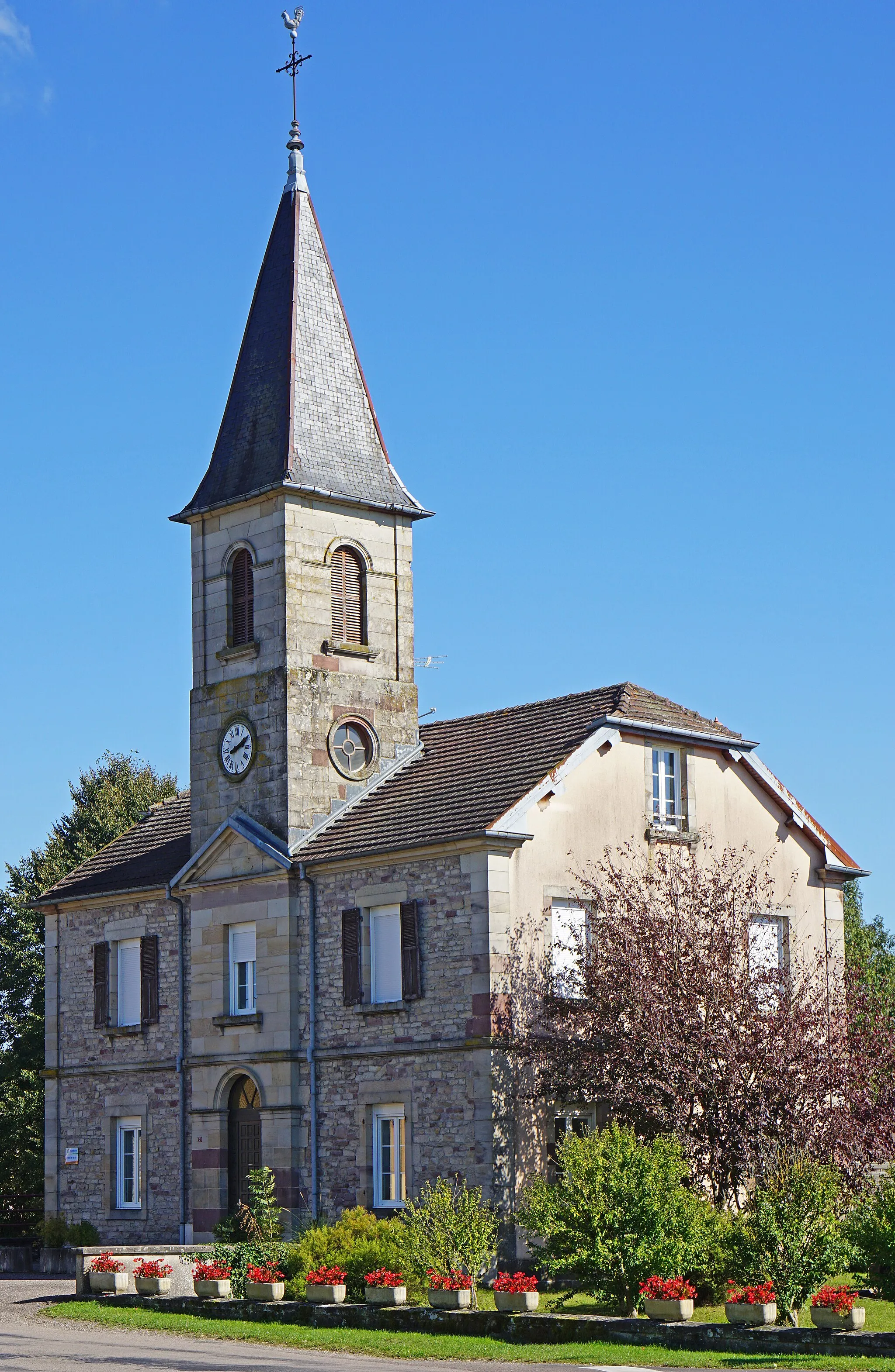 Photo showing: L’école surmontée d'un clocher à Lantenot.