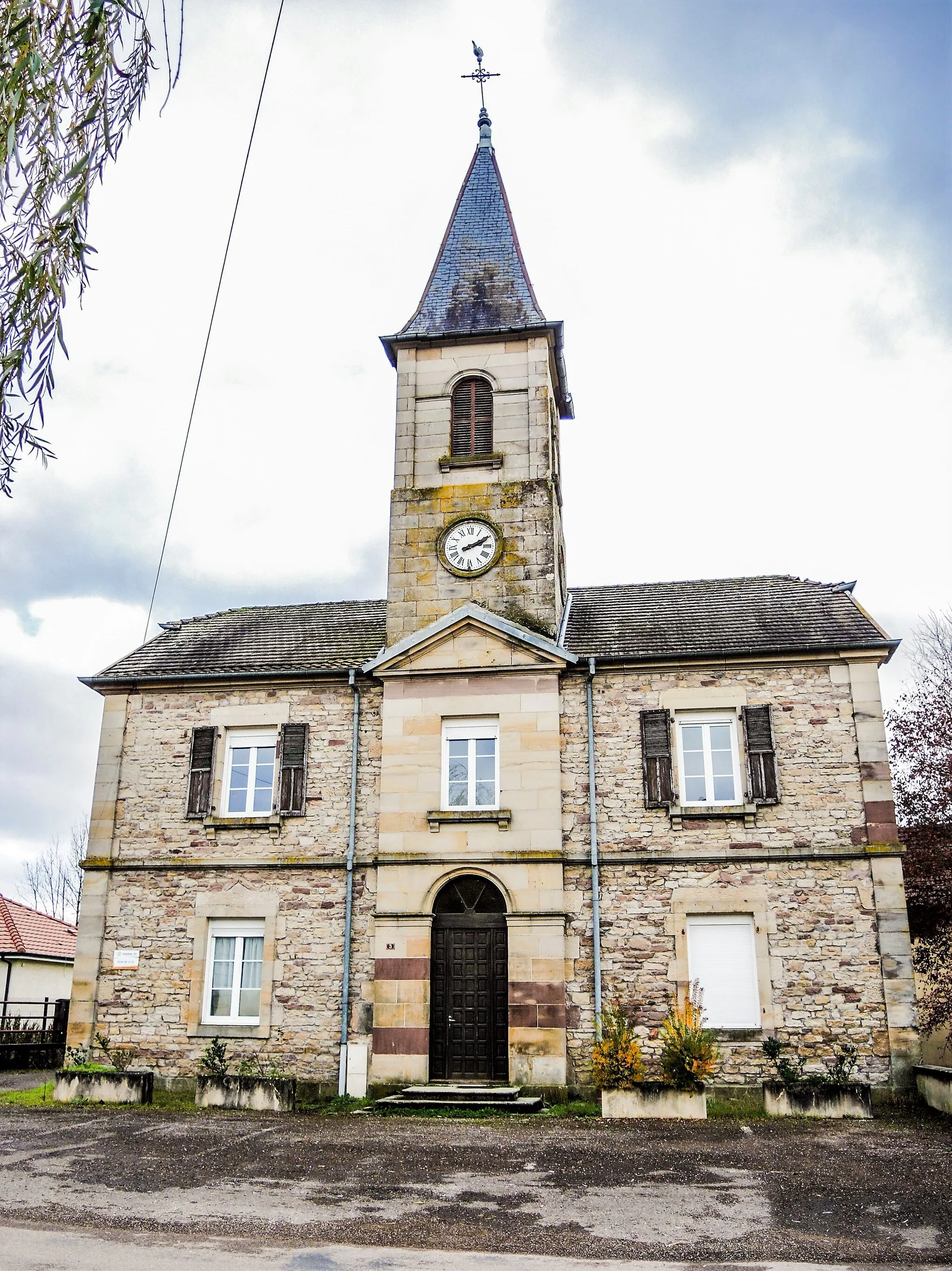 Photo showing: Ancienne école, surmontée d'un clocher à Lantenot. Haute-Saône