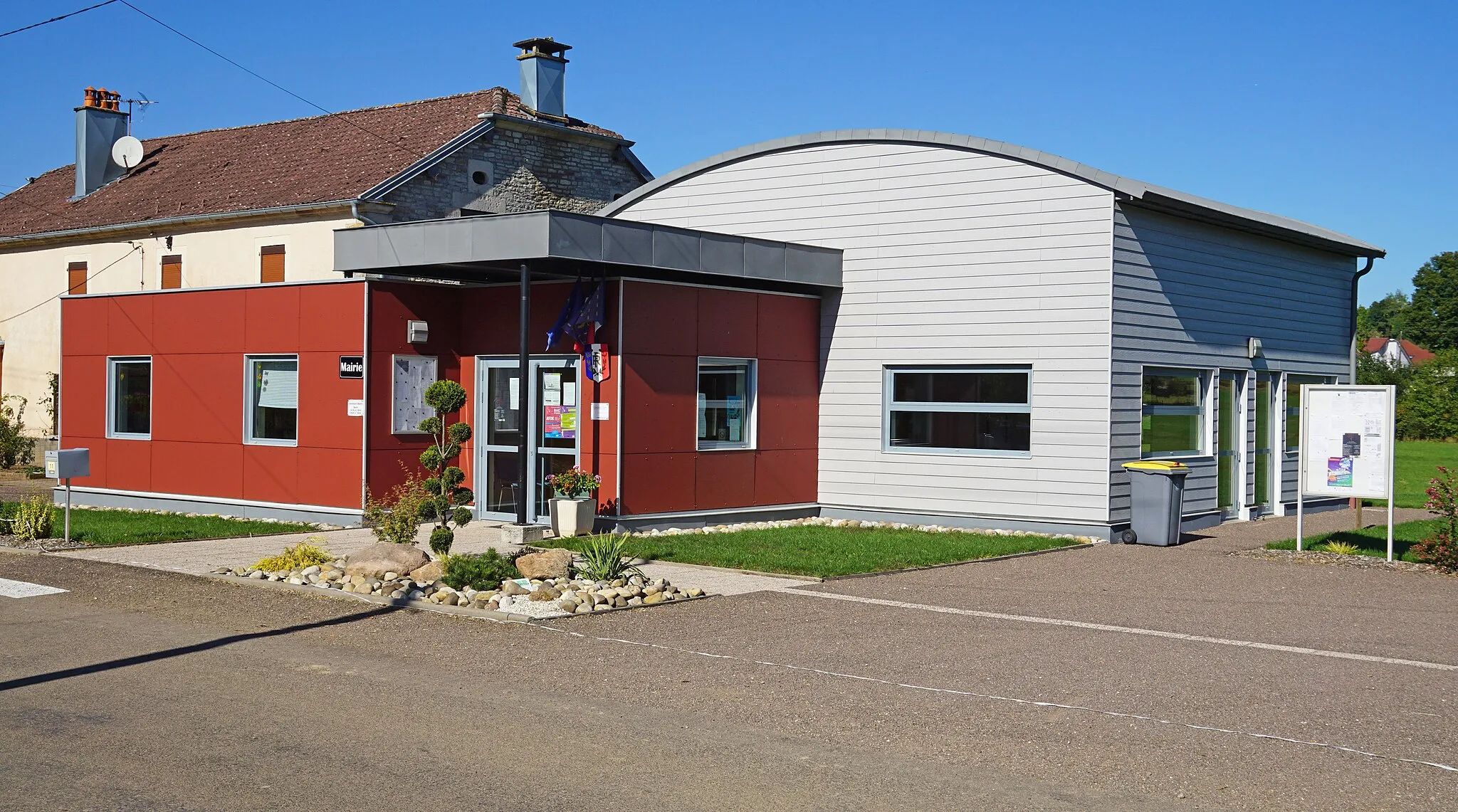 Photo showing: La mairie de La Corbière.