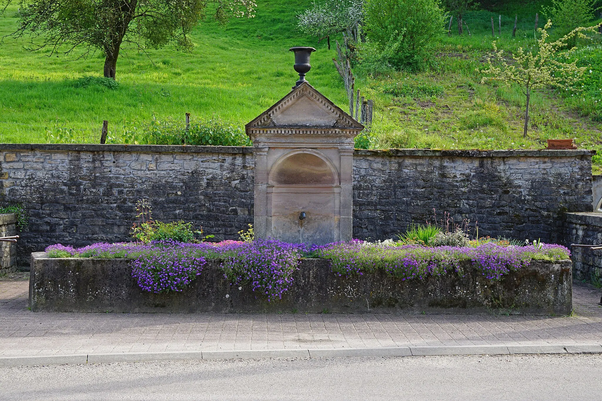 Photo showing: Fontaine à La Creuse.