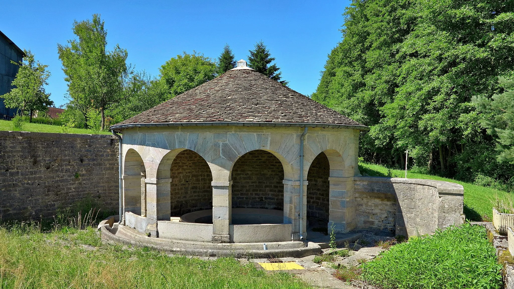 Photo showing: Le lavoir-abreuvoir rond