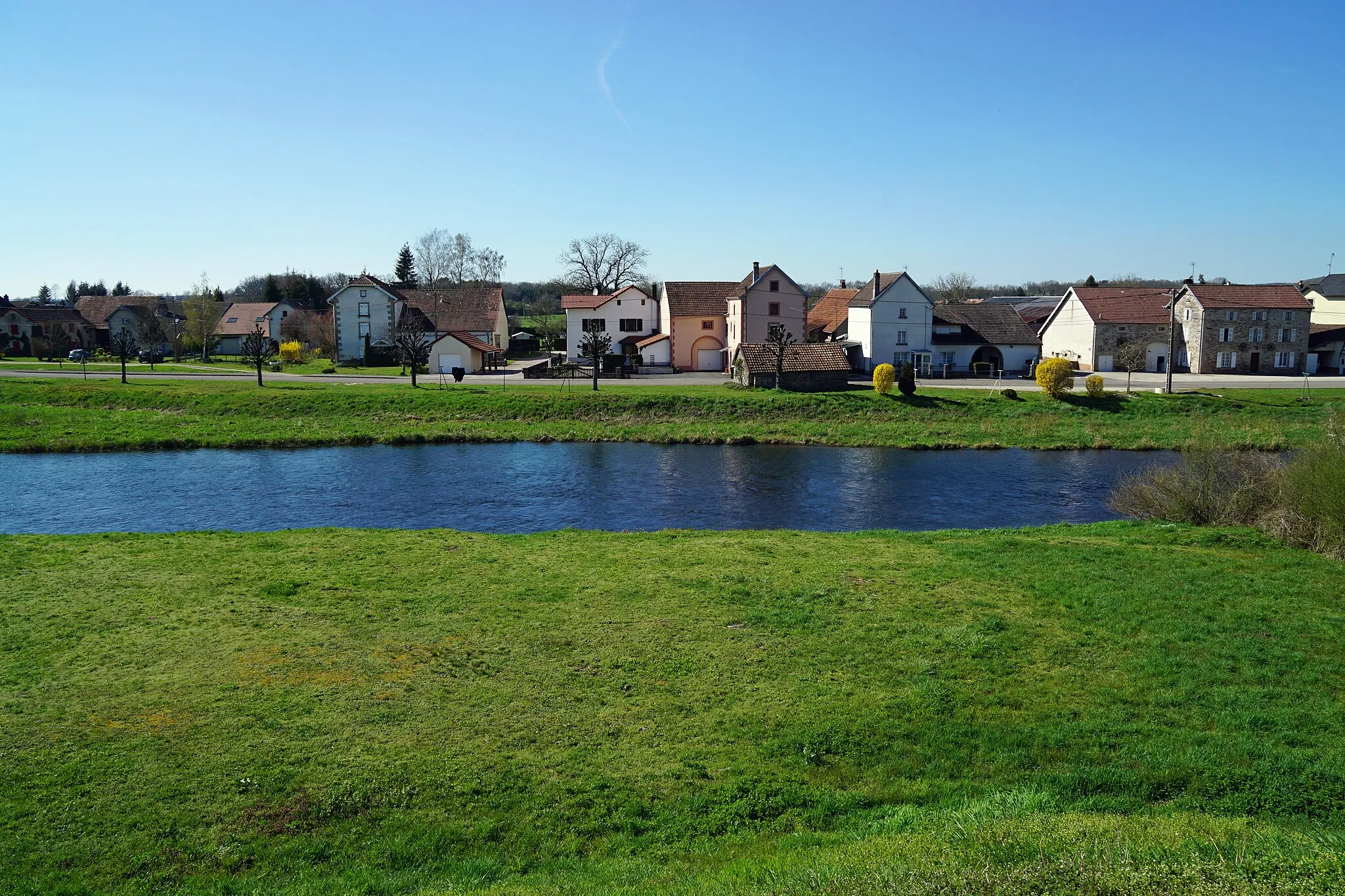 Photo showing: Les maisons de long de l'Ognon à La Neuvelle-lès-Lure.