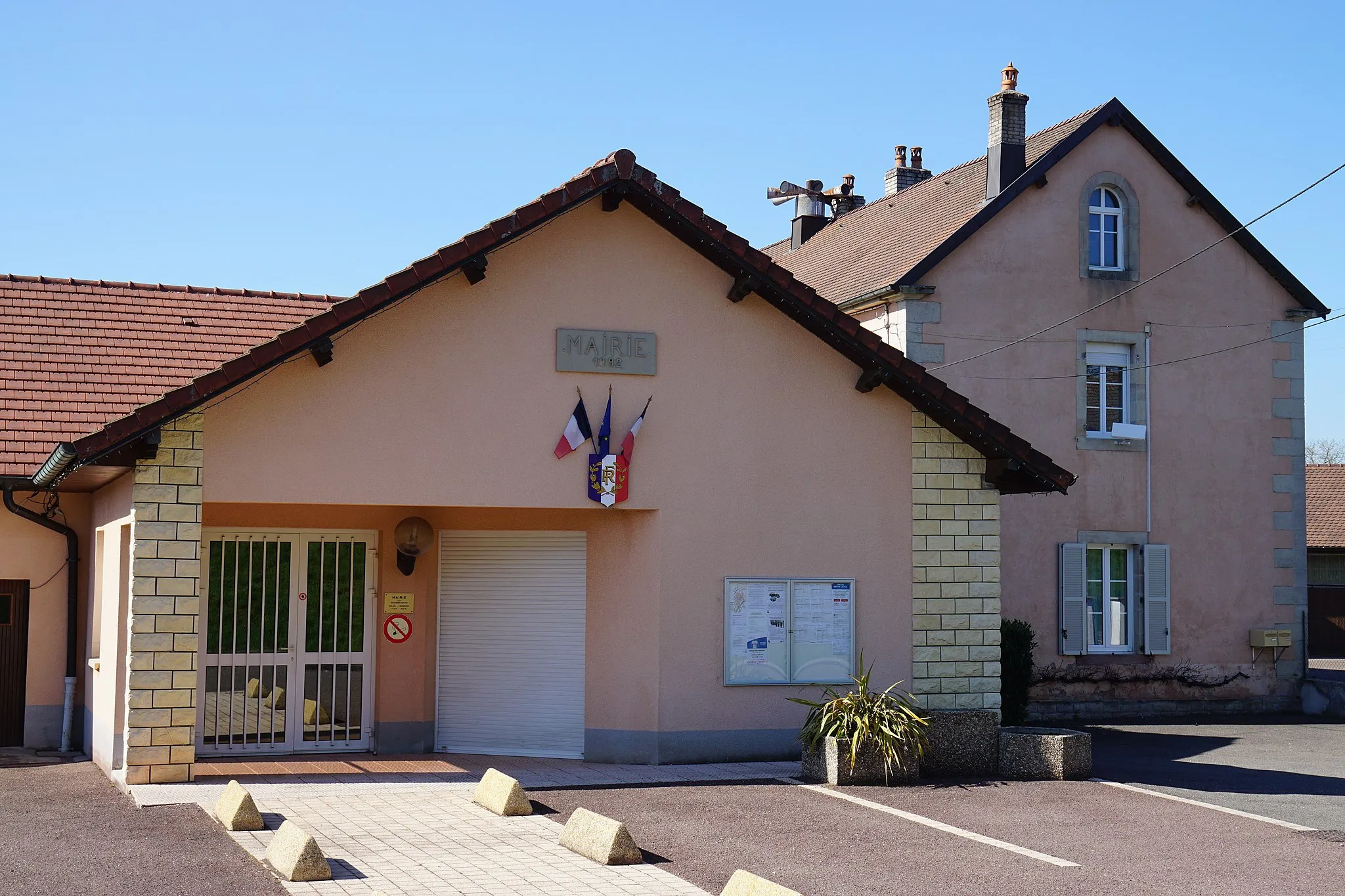 Photo showing: La mairie de La Neuvelle-lès-Lure.