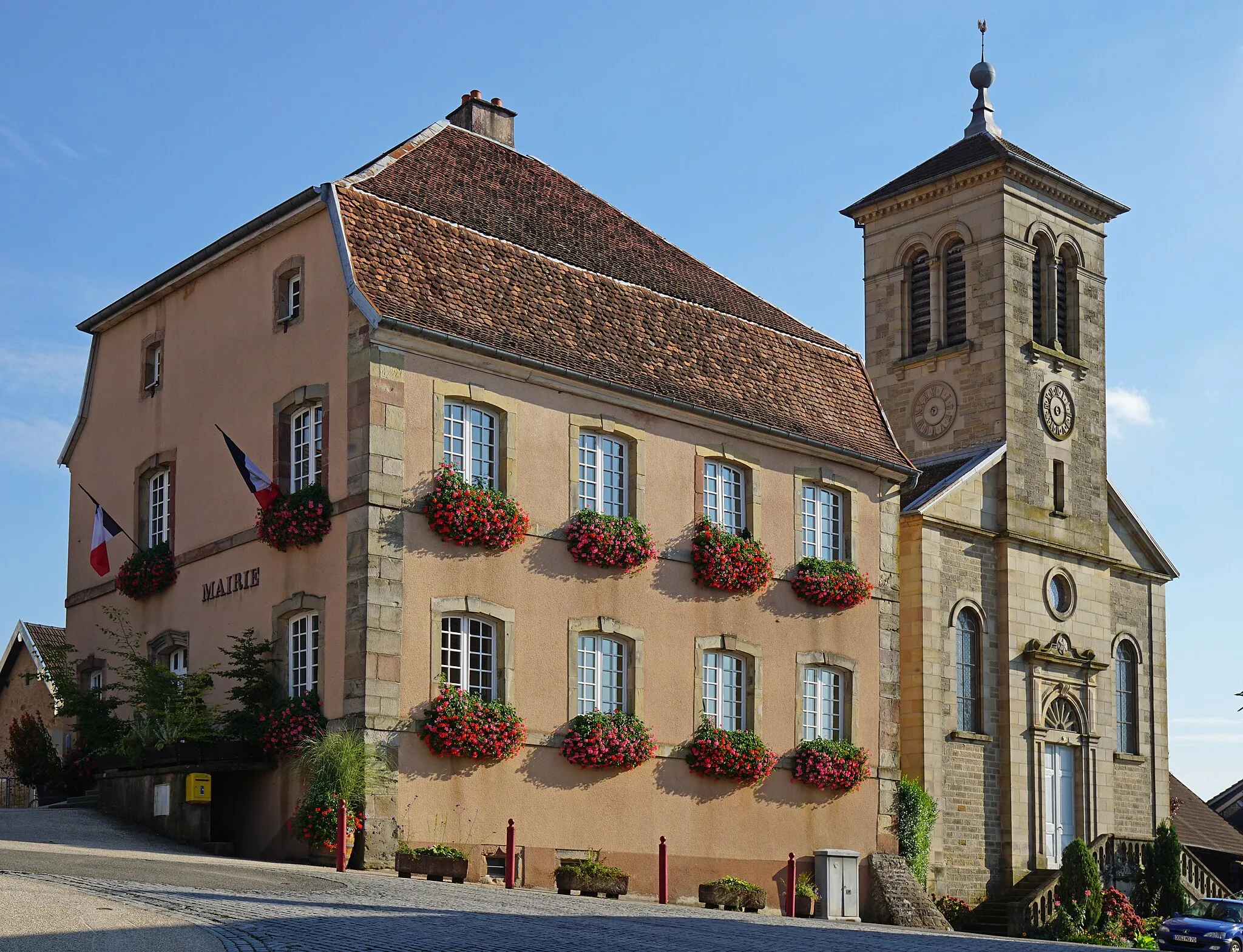 Photo showing: Le temple et la mairie de Luze.