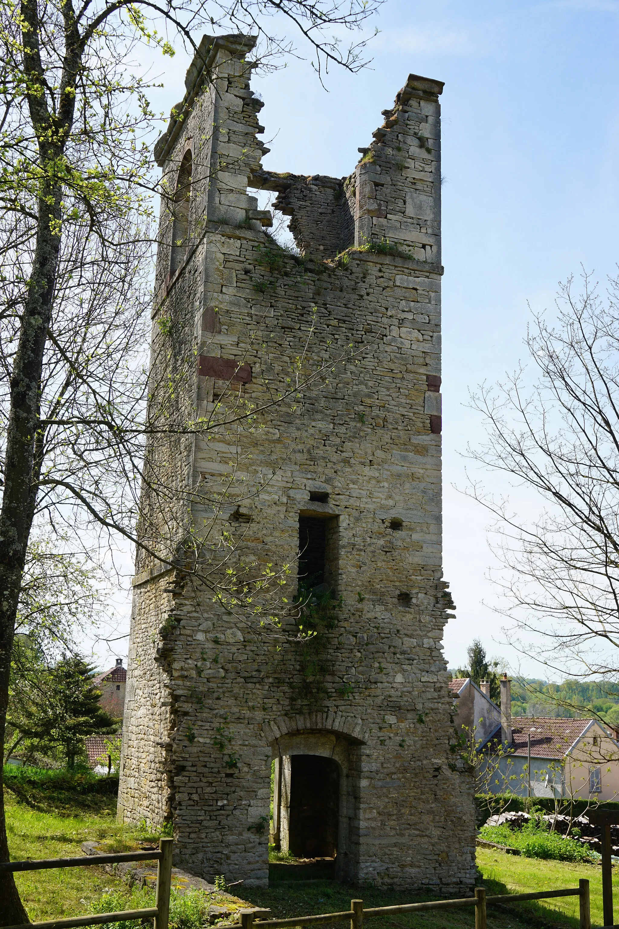 Photo showing: L'ancienne église de Longevelle : clocher en ruine et chapelle seigneuriale.