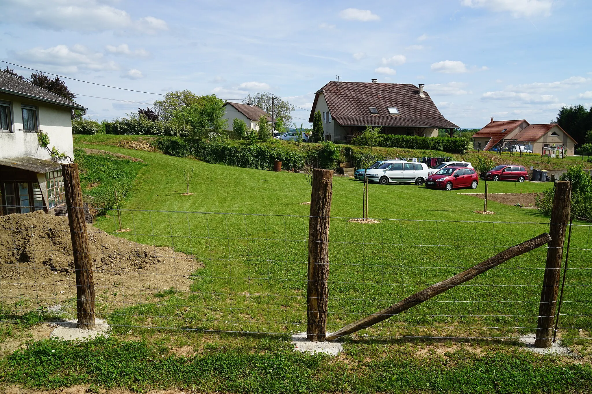 Photo showing: Le site du puits V, poursuivis par un sondage. Le terril est remanié.