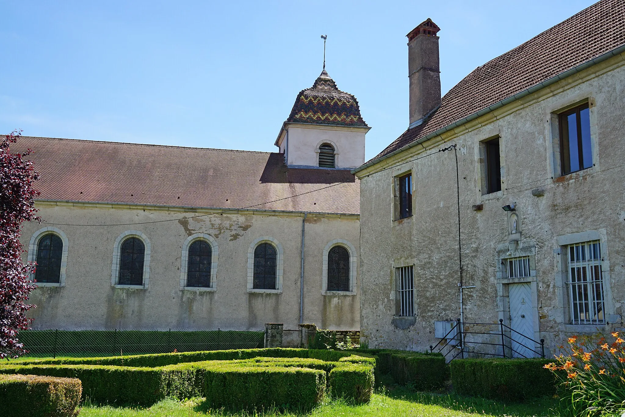 Photo showing: La cure et l'église de Moimay.