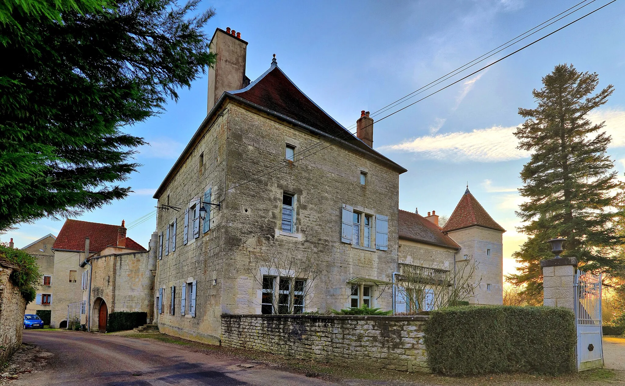 Photo showing: This building is indexed in the base Mérimée, a database of architectural heritage maintained by the French Ministry of Culture, under the reference PA70000008 .