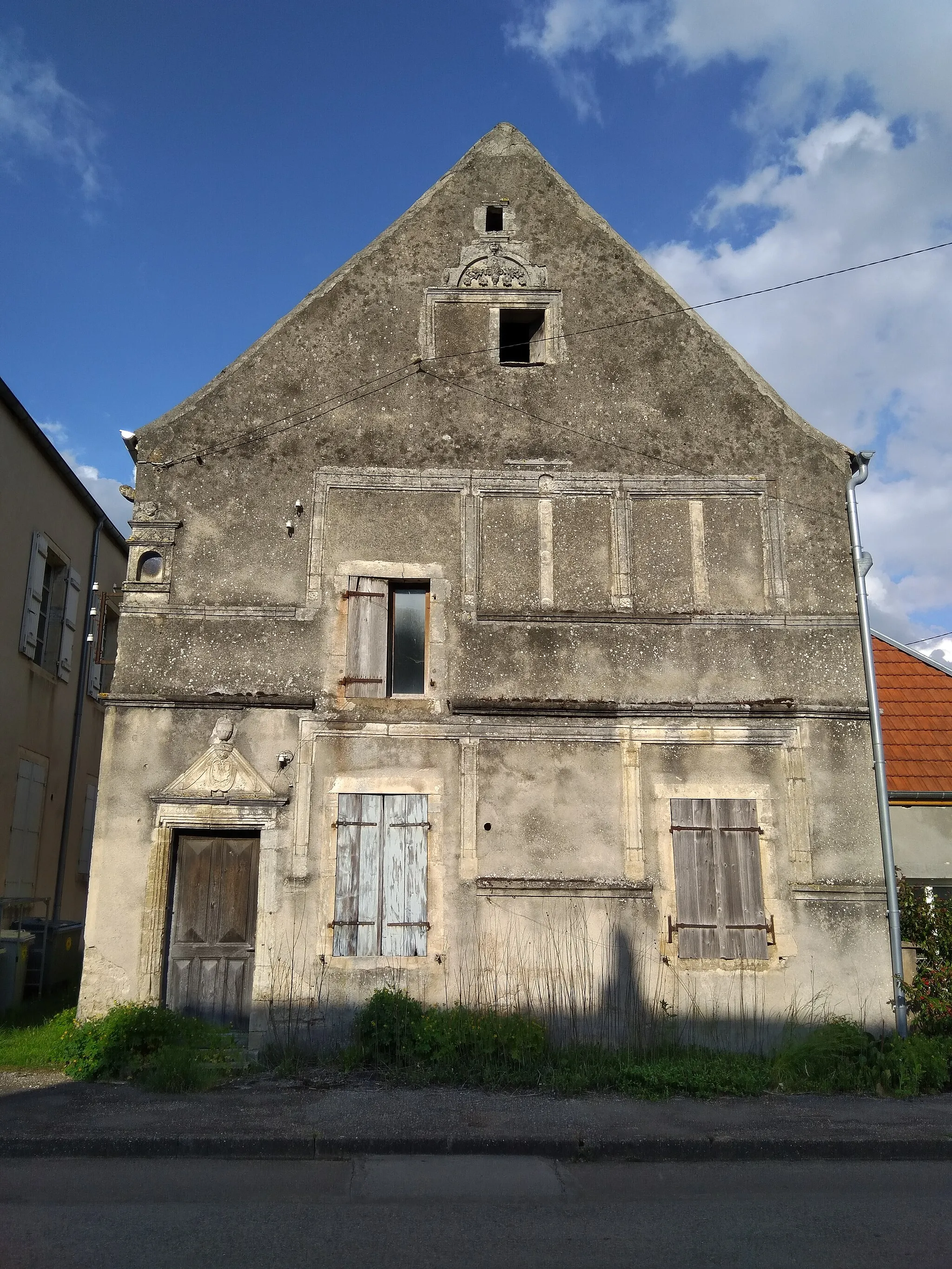 Photo showing: Fronton de la porte de la maison Davadan