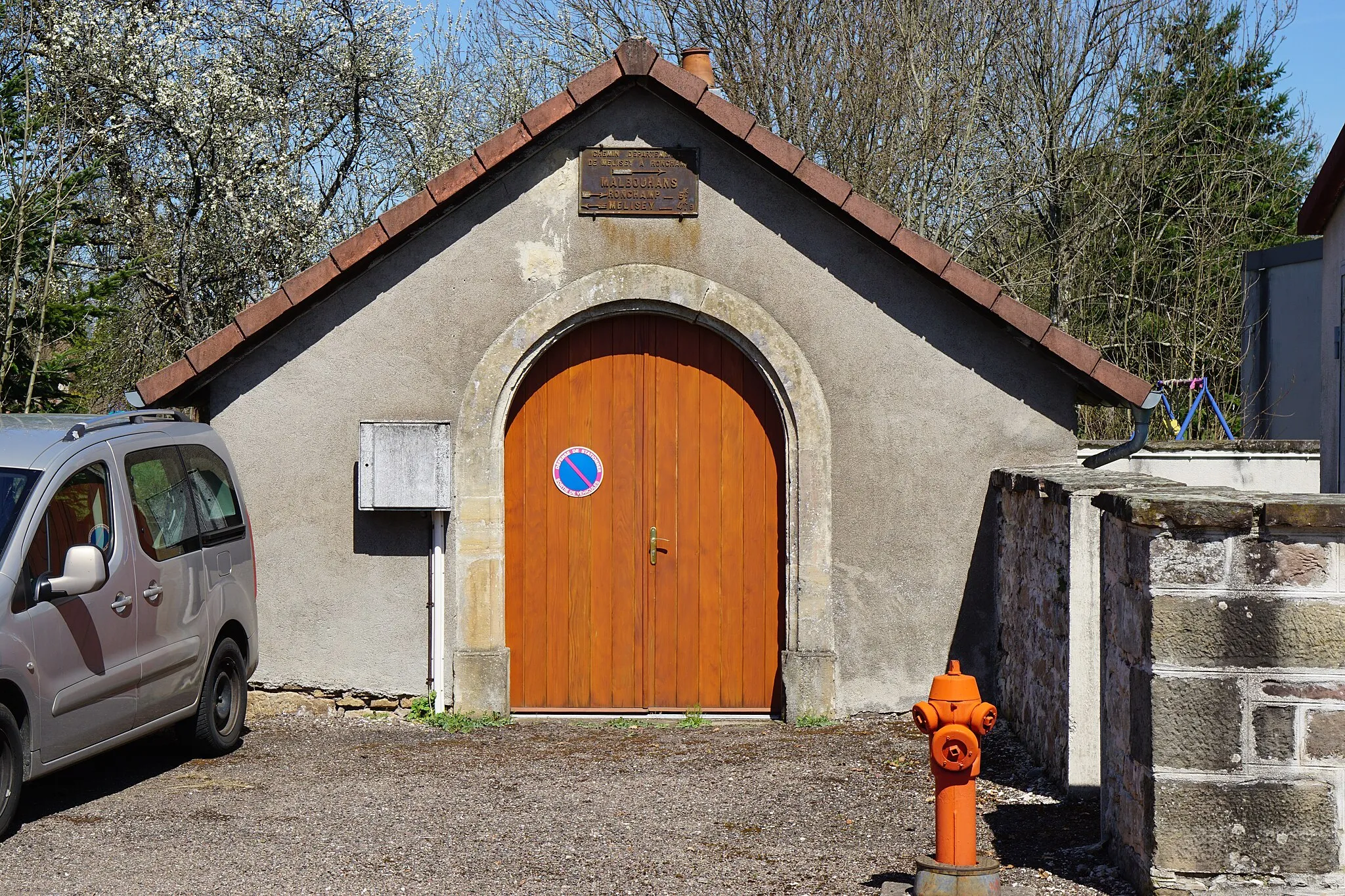 Photo showing: Petit locale communale à Malbouhans.