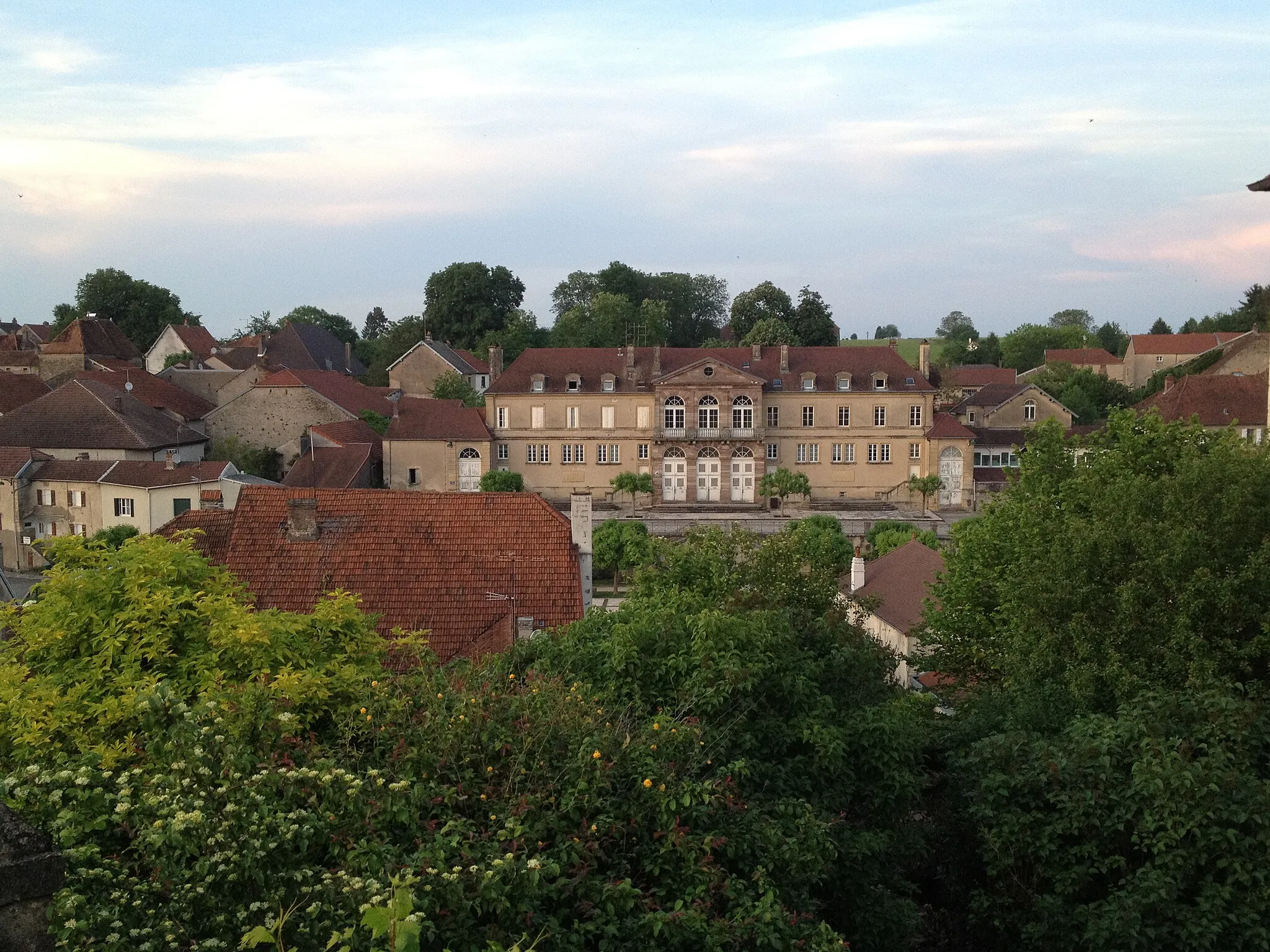 Photo showing: Mairie de Breurey-lès-Faverney depuis le parvis de l'église