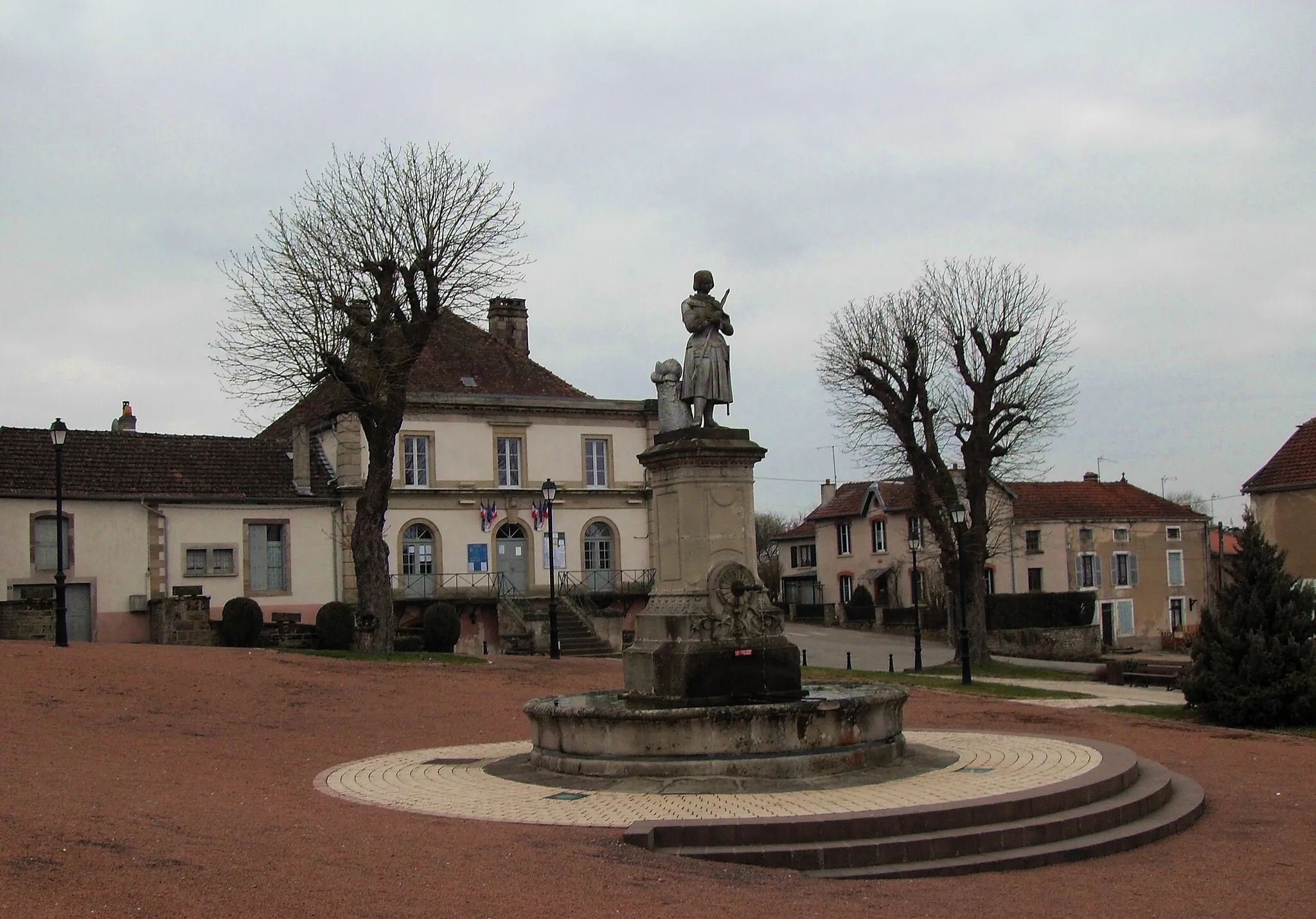 Photo showing: La place de Jeanne-d'Arc et la mairie de Passavant-la-Rochère