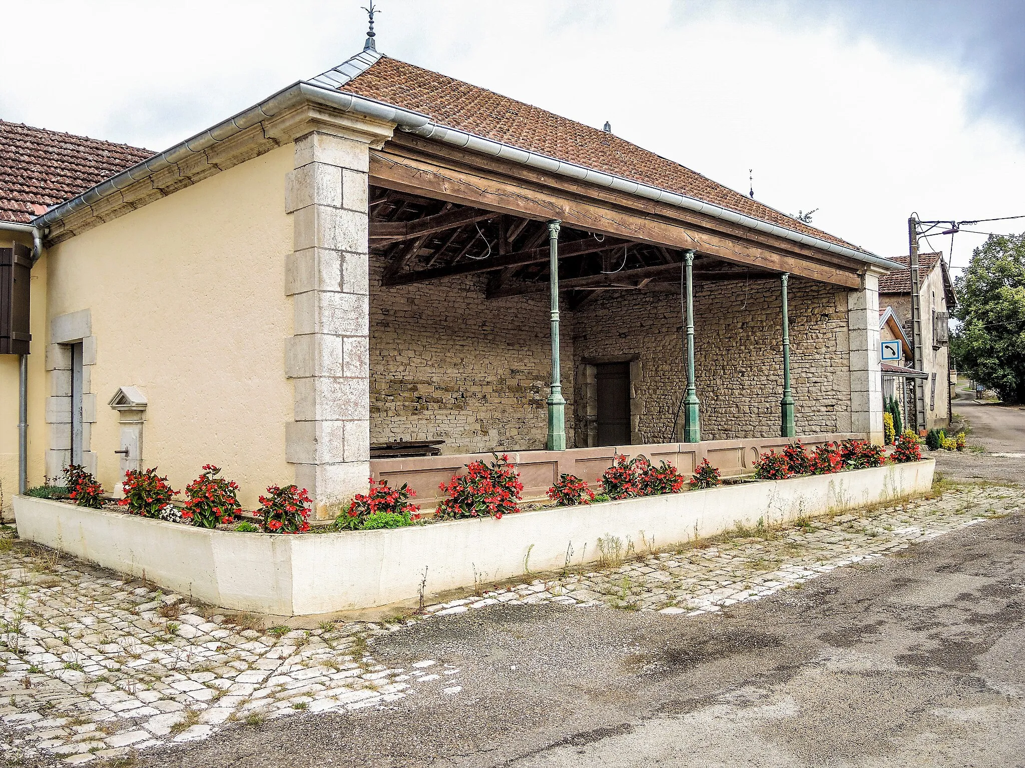 Photo showing: Lavoir, au centre du village