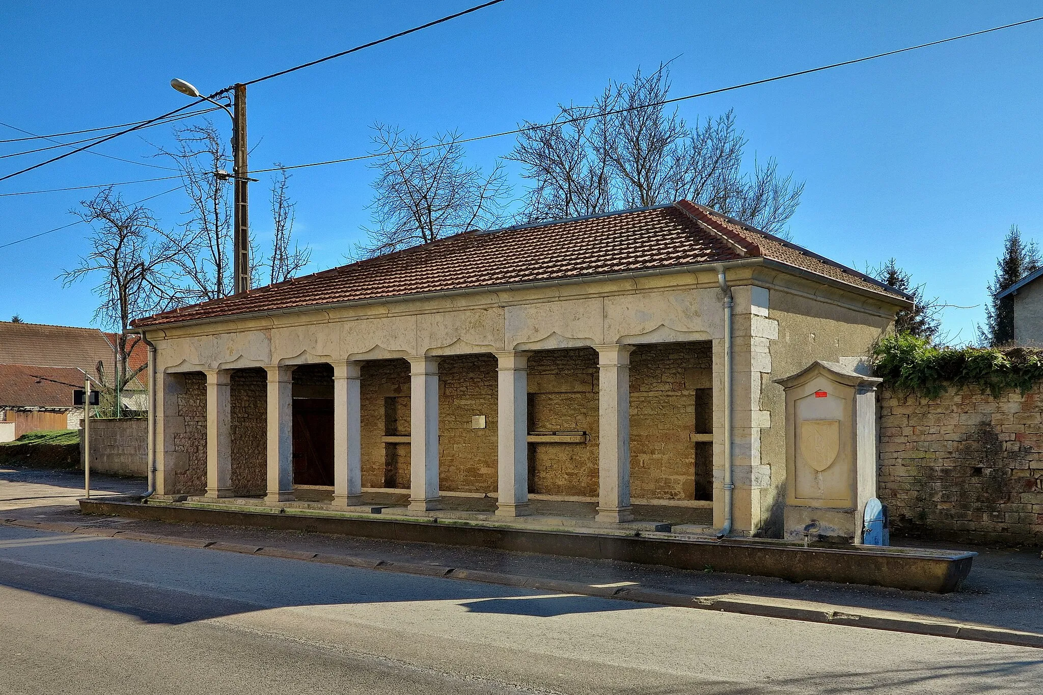 Photo showing: La fontaine-lavoir-abreuvoir