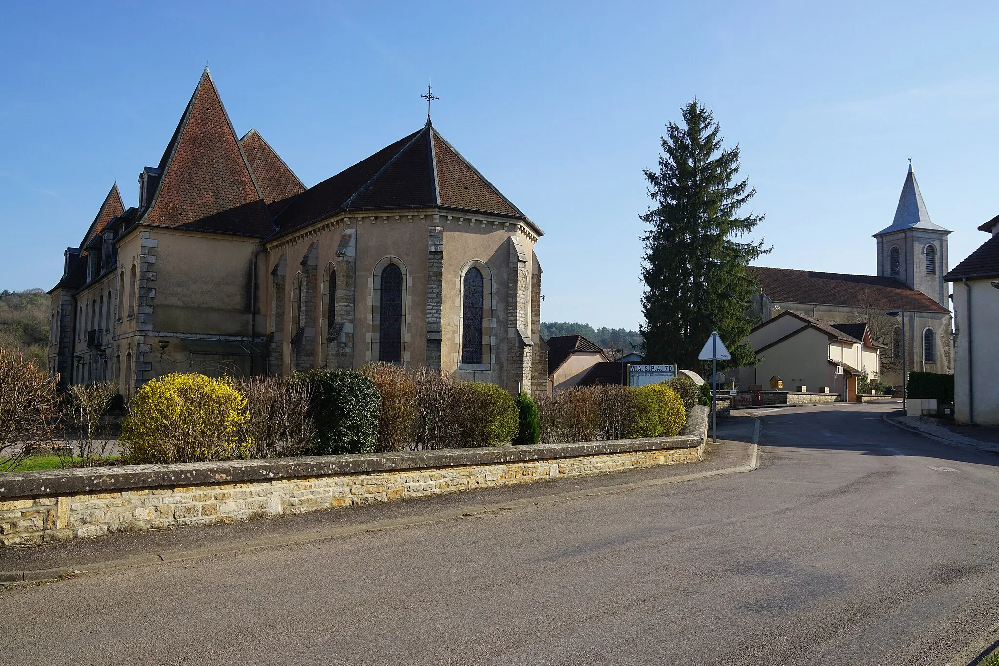 Photo showing: La chapelle de l'EHPAD et l'église de Neurey-lès-la-Demie.