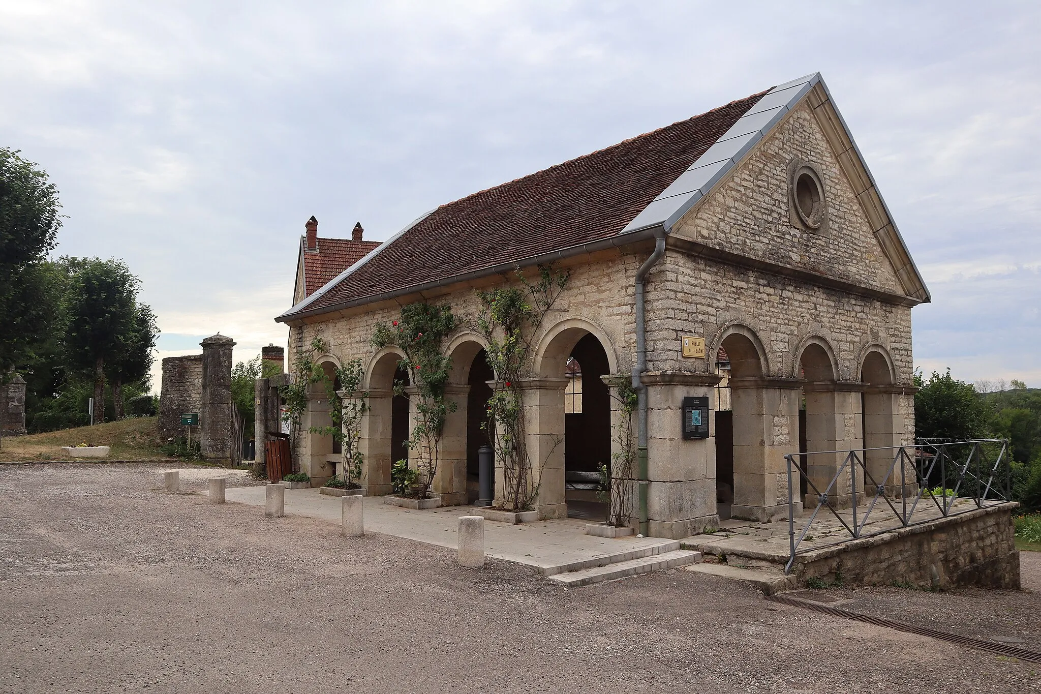 Photo showing: Fontaine-lavoir à Ray-sur-Saône (Haute-Saône)