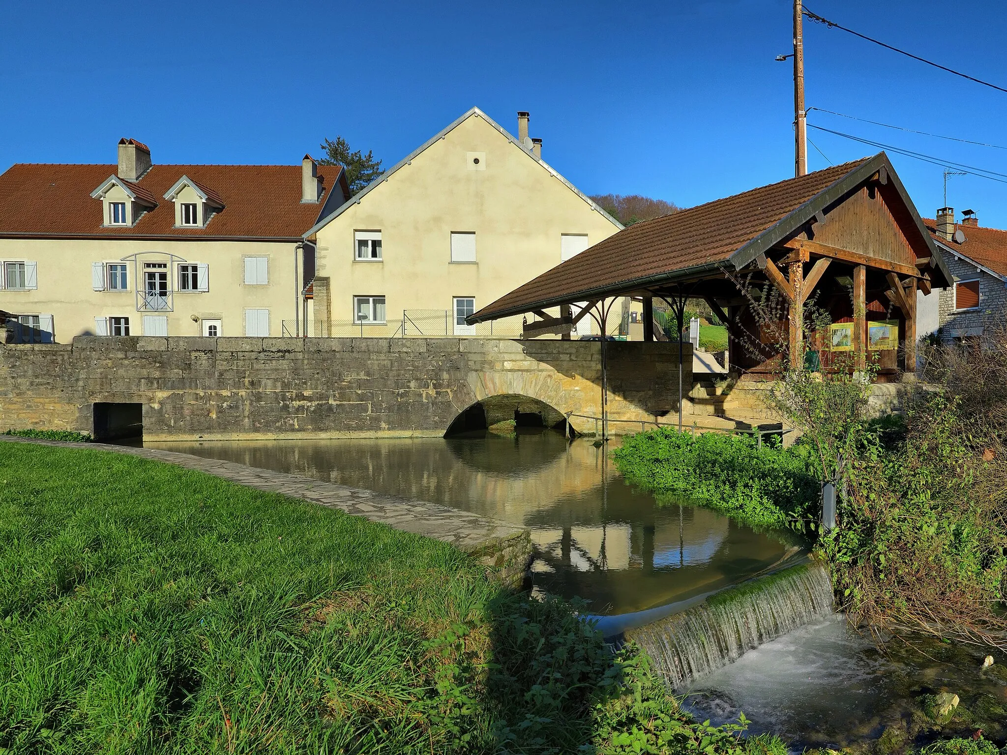 Photo showing: Source de la Quenoche et le barrage du lavoir