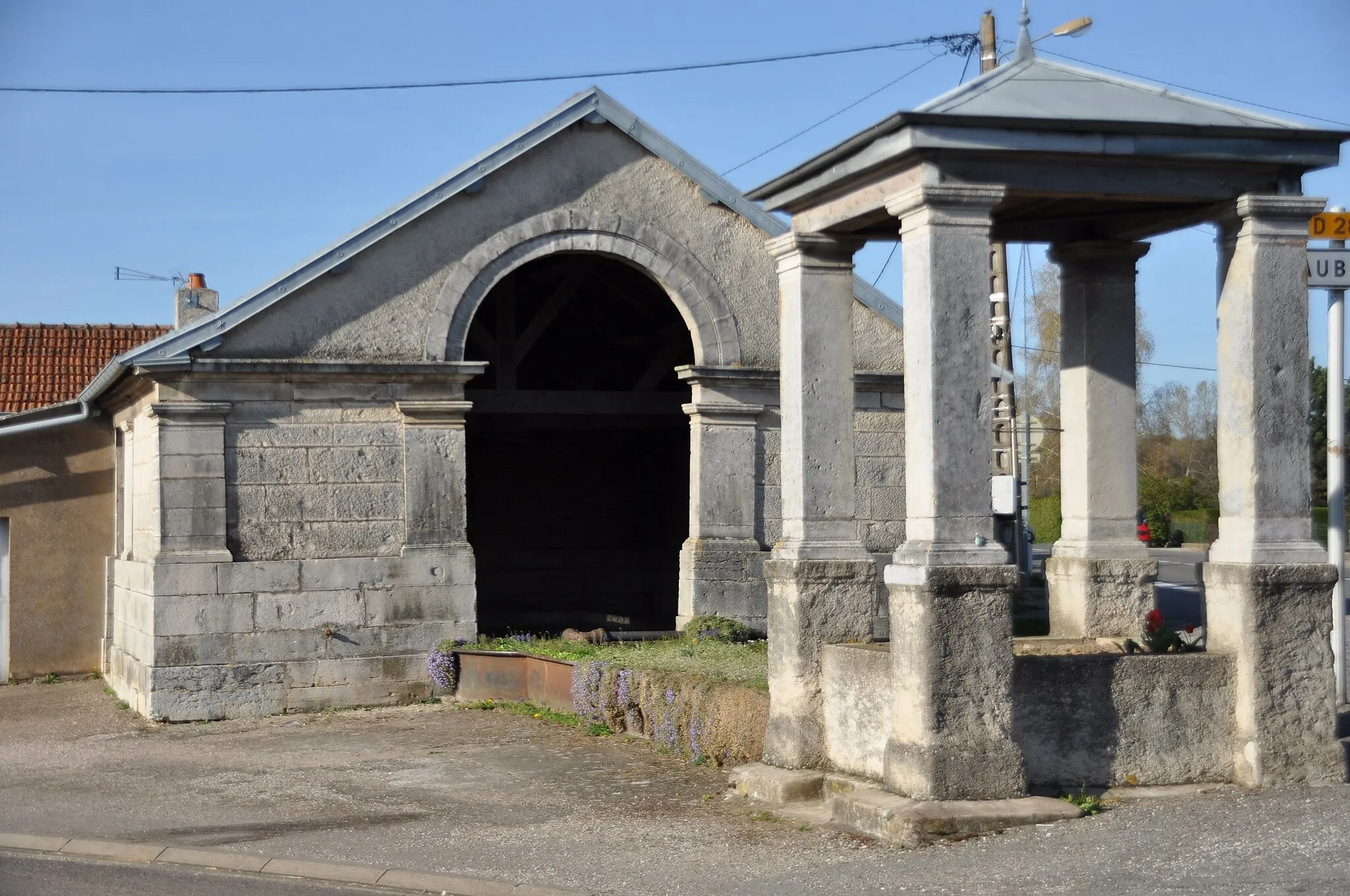 Photo showing: Sauvigney-lès-Pesmes - lavoir et fontaine