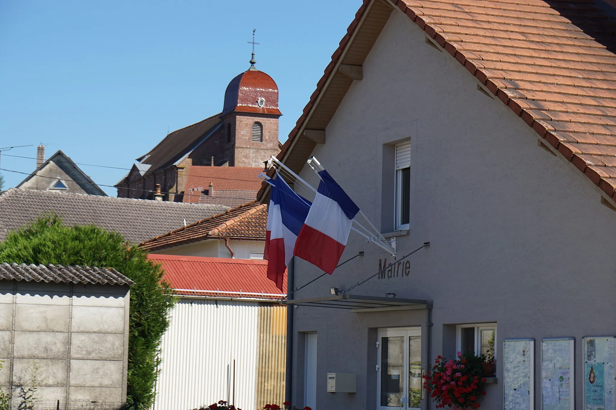 Photo showing: La mairie de Saulnot et l'église de la Décollation-de-Saint-Jean-Baptiste.