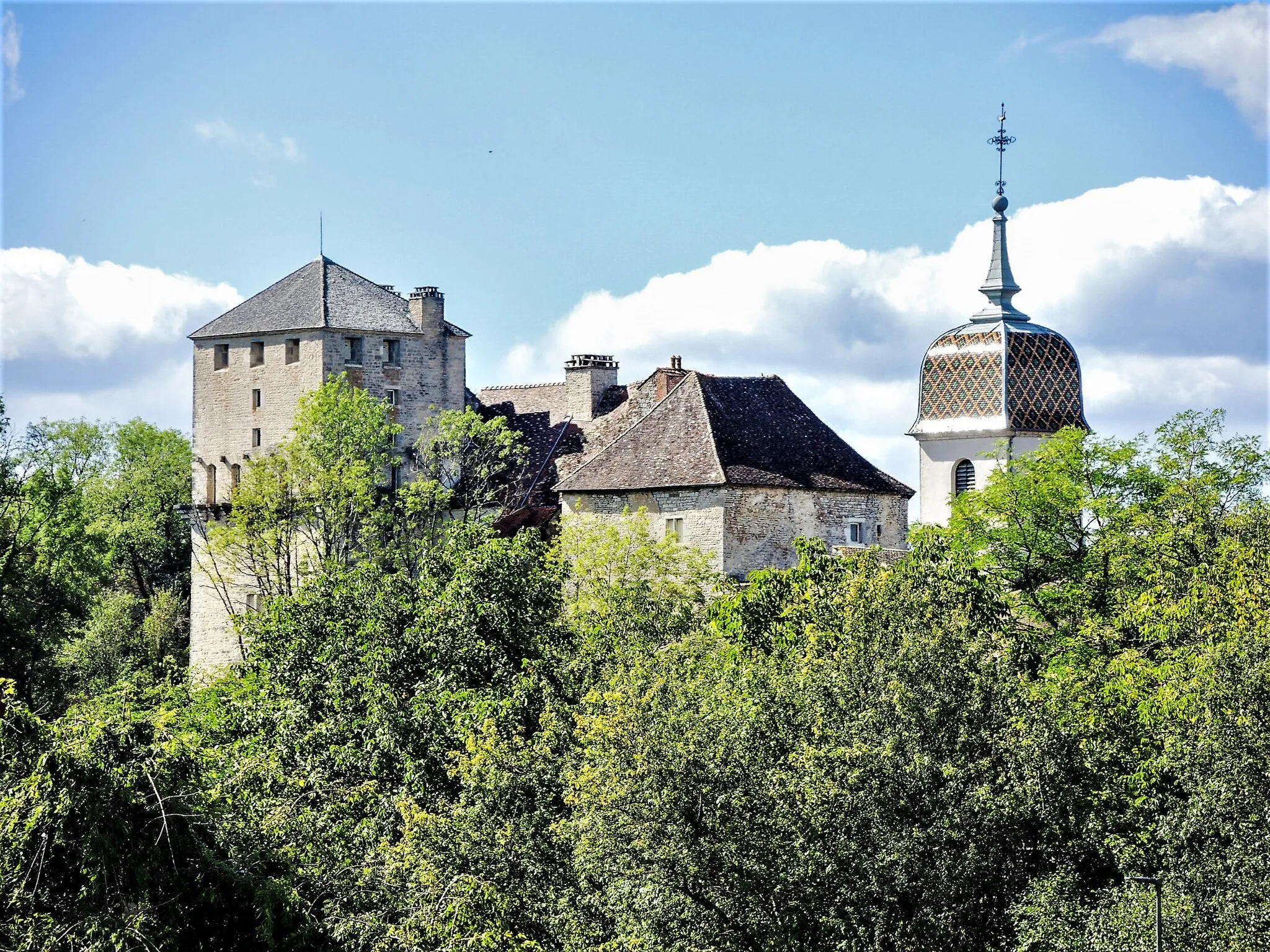 Photo showing: Château et clocher de l'église, vus du centre du village de Vallerois-le-Bois