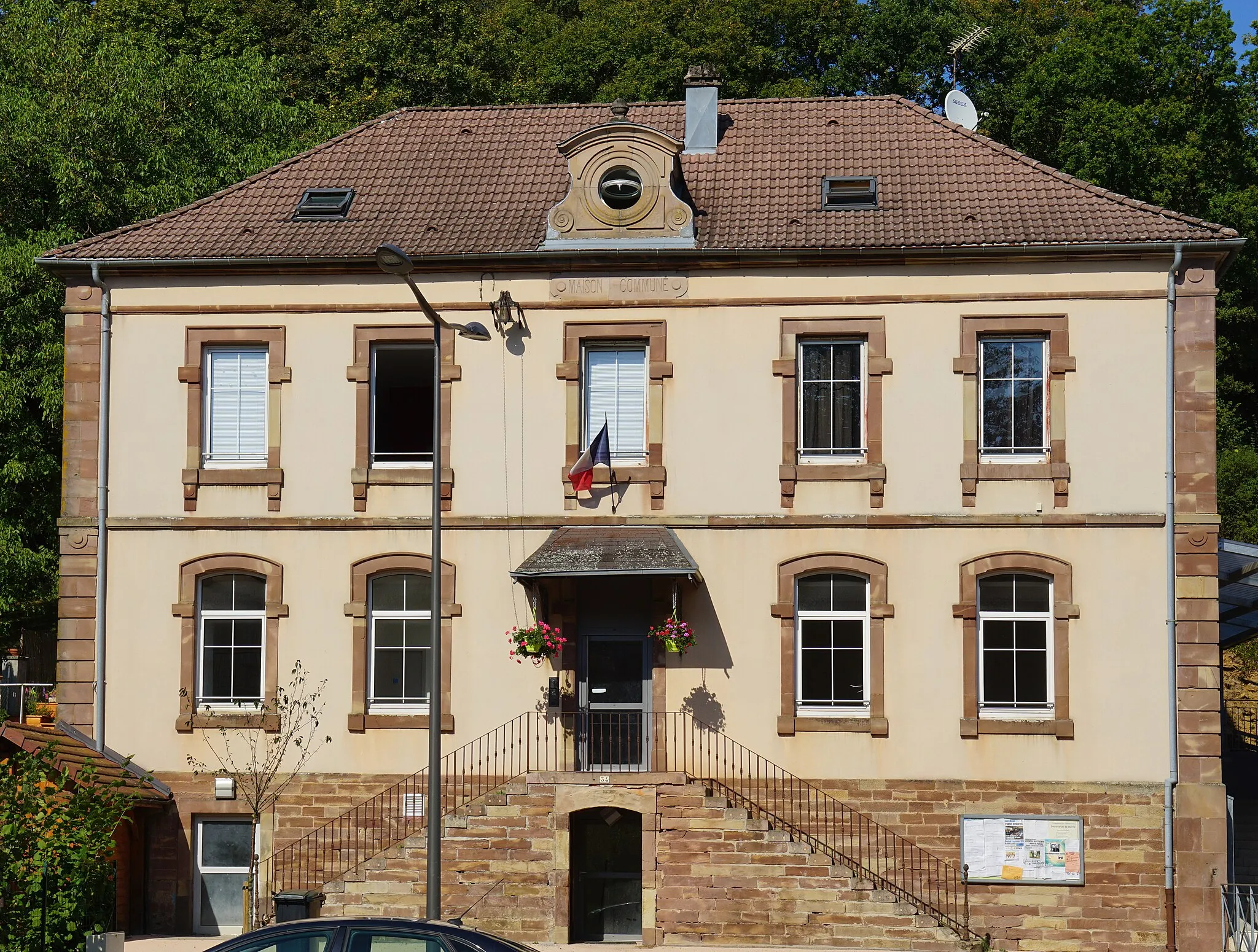 Photo showing: La mairie et la salle des fêtes de Trémoins.