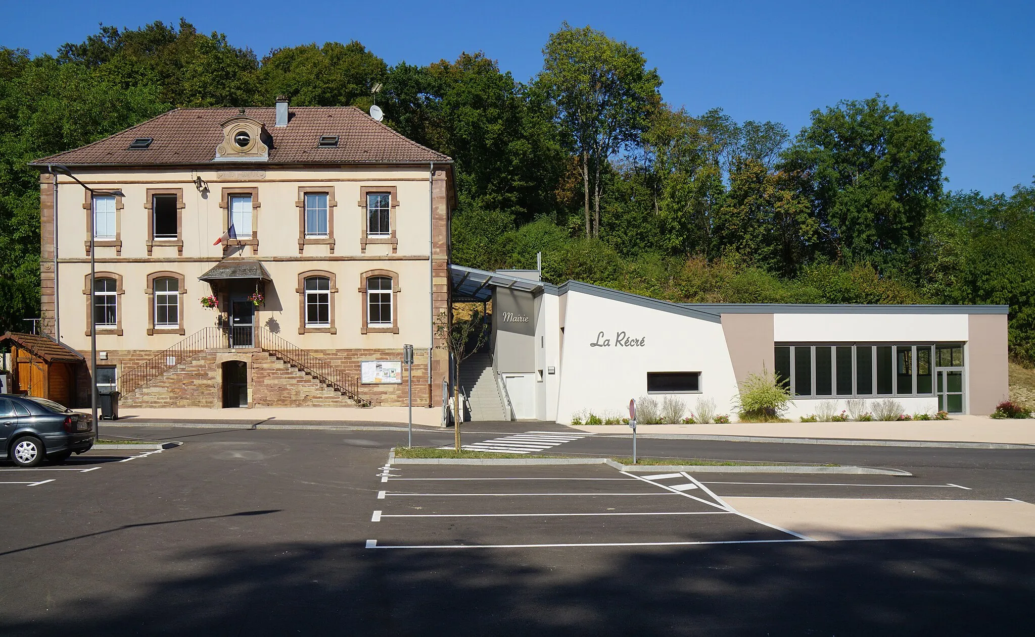 Photo showing: La mairie et la salle des fêtes de Trémoins.