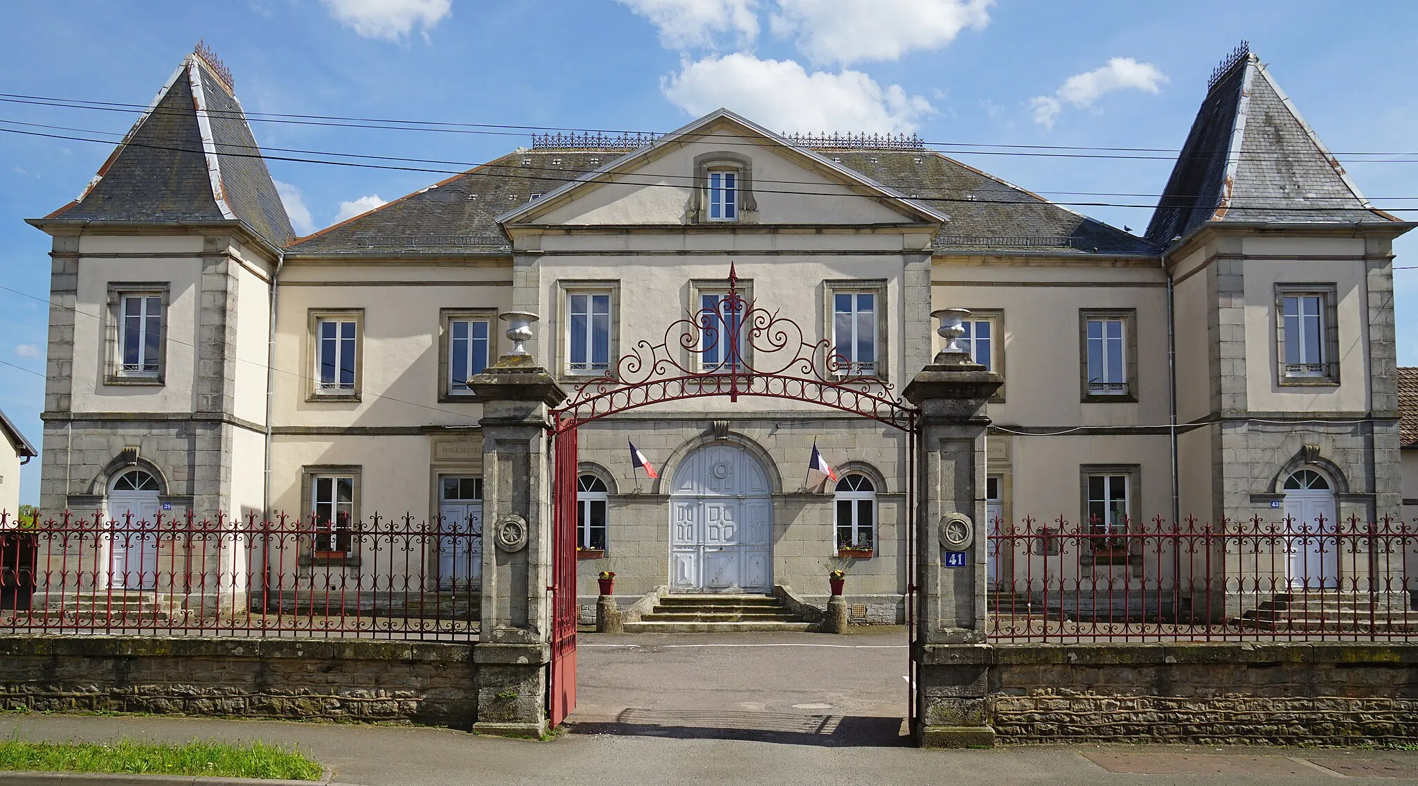 Photo showing: Ancienne mairie-école de Vy-lès-Lure.