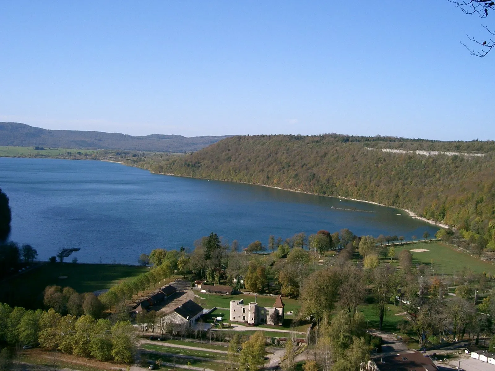 Photo showing: lac de Chalain en automne depuis Fontenu - Jura 39