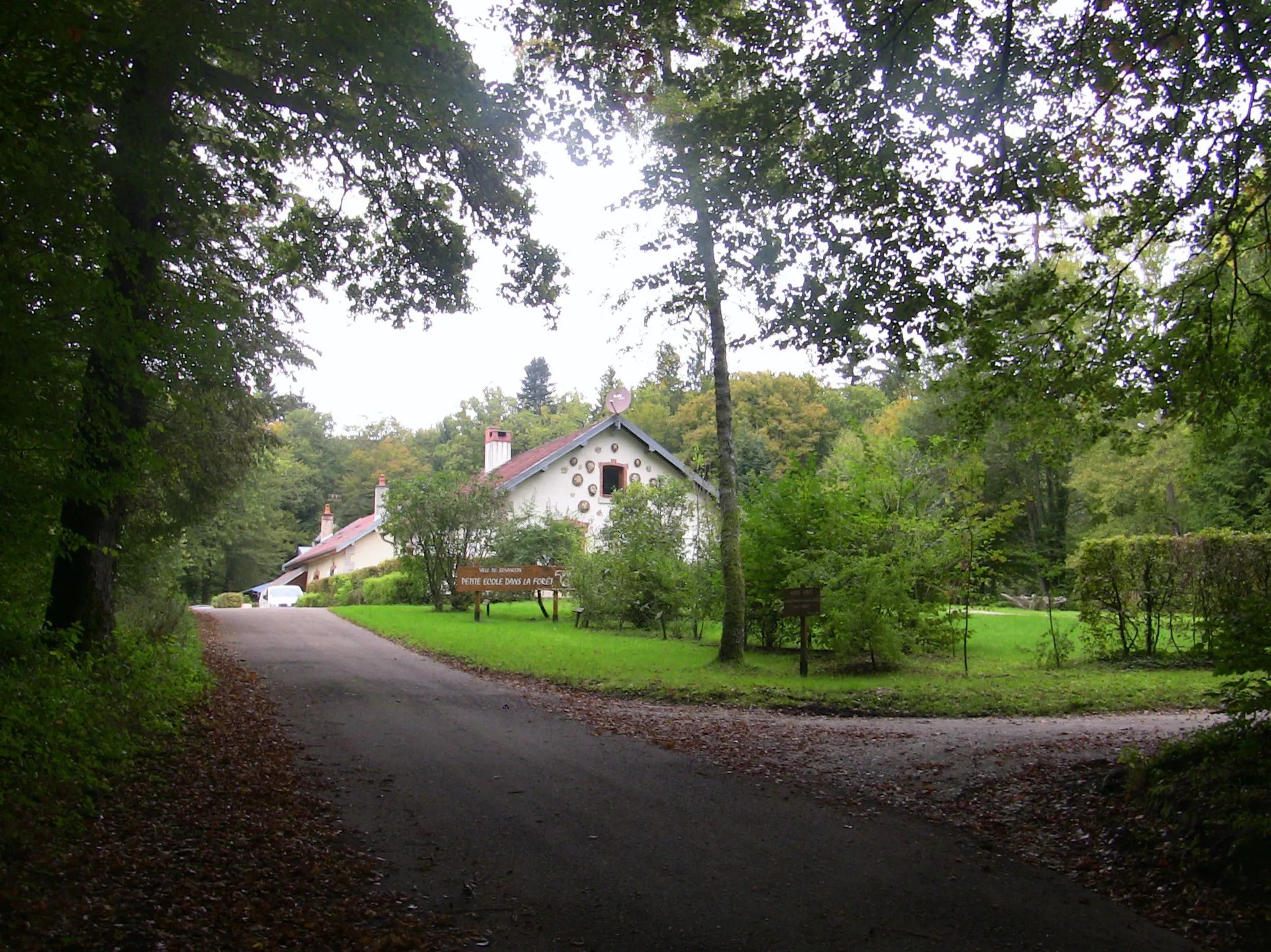 Photo showing: La petite école dans la forêt aux grandes Baraques de la forêt de Chailluz, à Besançon (Doubs, France).