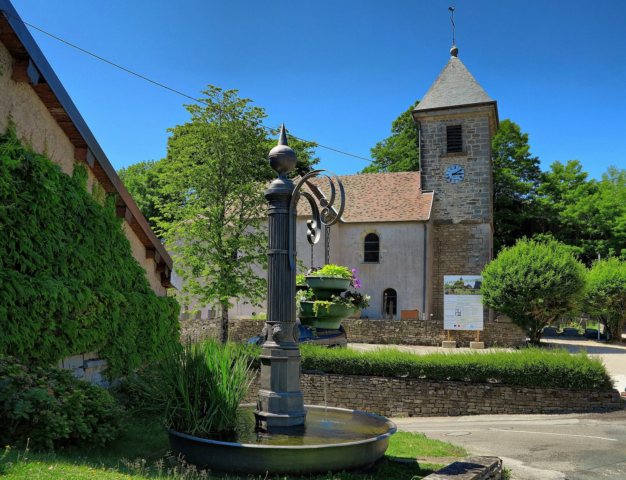 Photo showing: La fontaine ronde et l'église