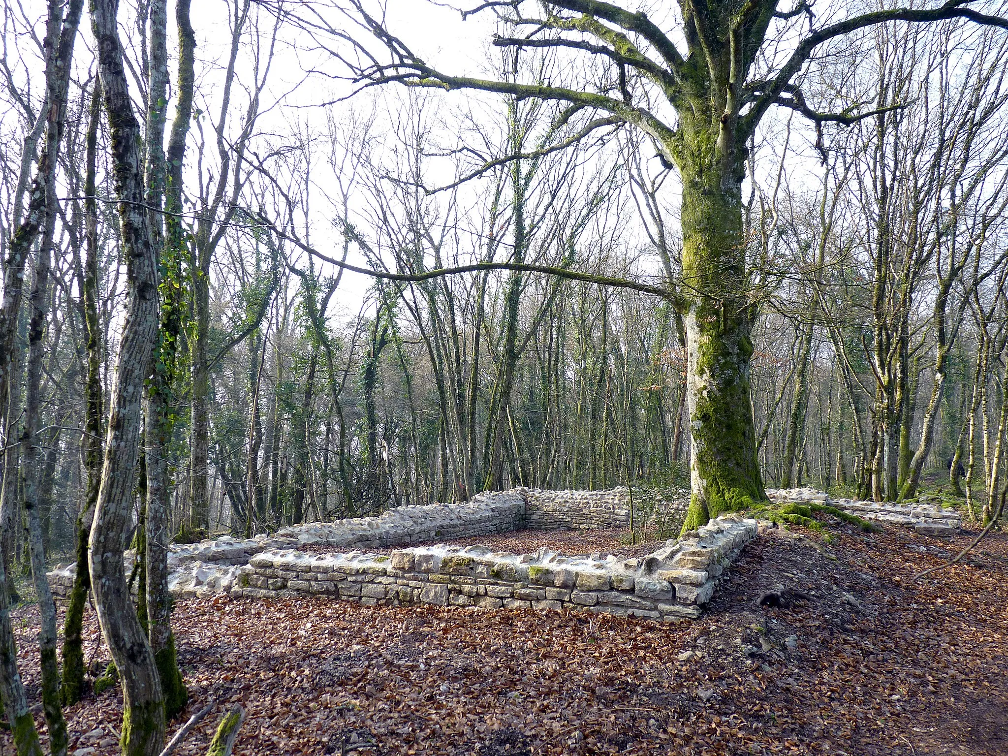 Photo showing: Reconstitution  de la base des murs de la Chapelle de Chailluz