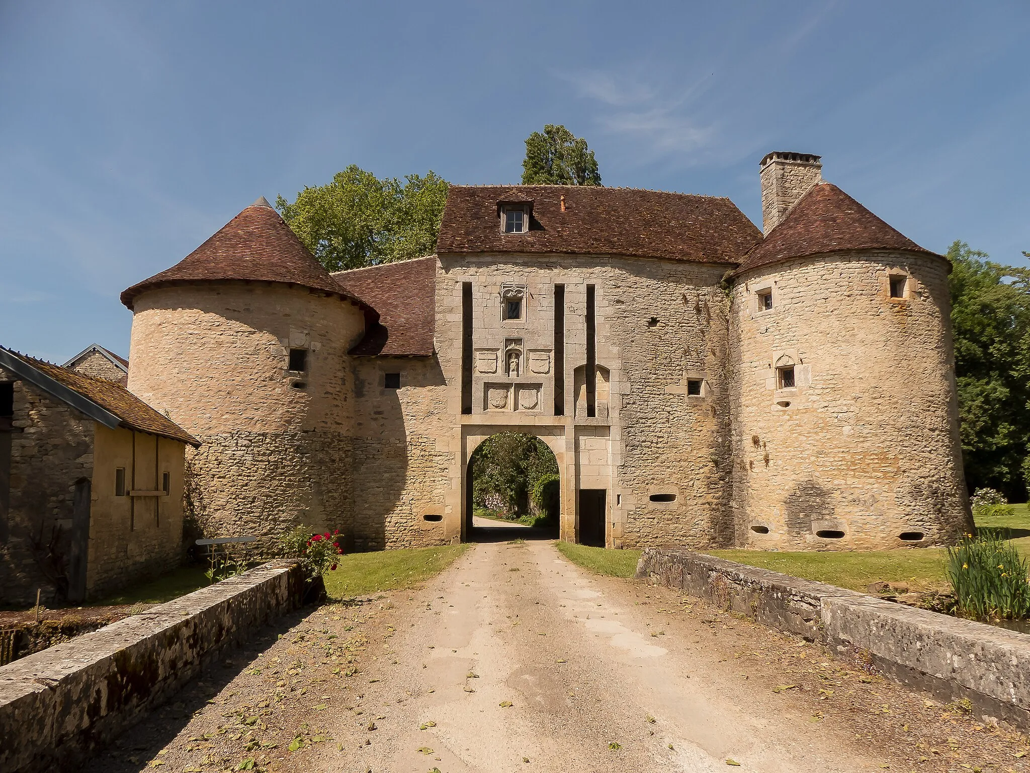 Photo showing: La porte Saint Jean de la commanderie de La Romagne, fortifiée au XVᵉ siècle par le commandeur Pierre de Bosredon et accueillant aujourd'hui des chambres d'hôtes.