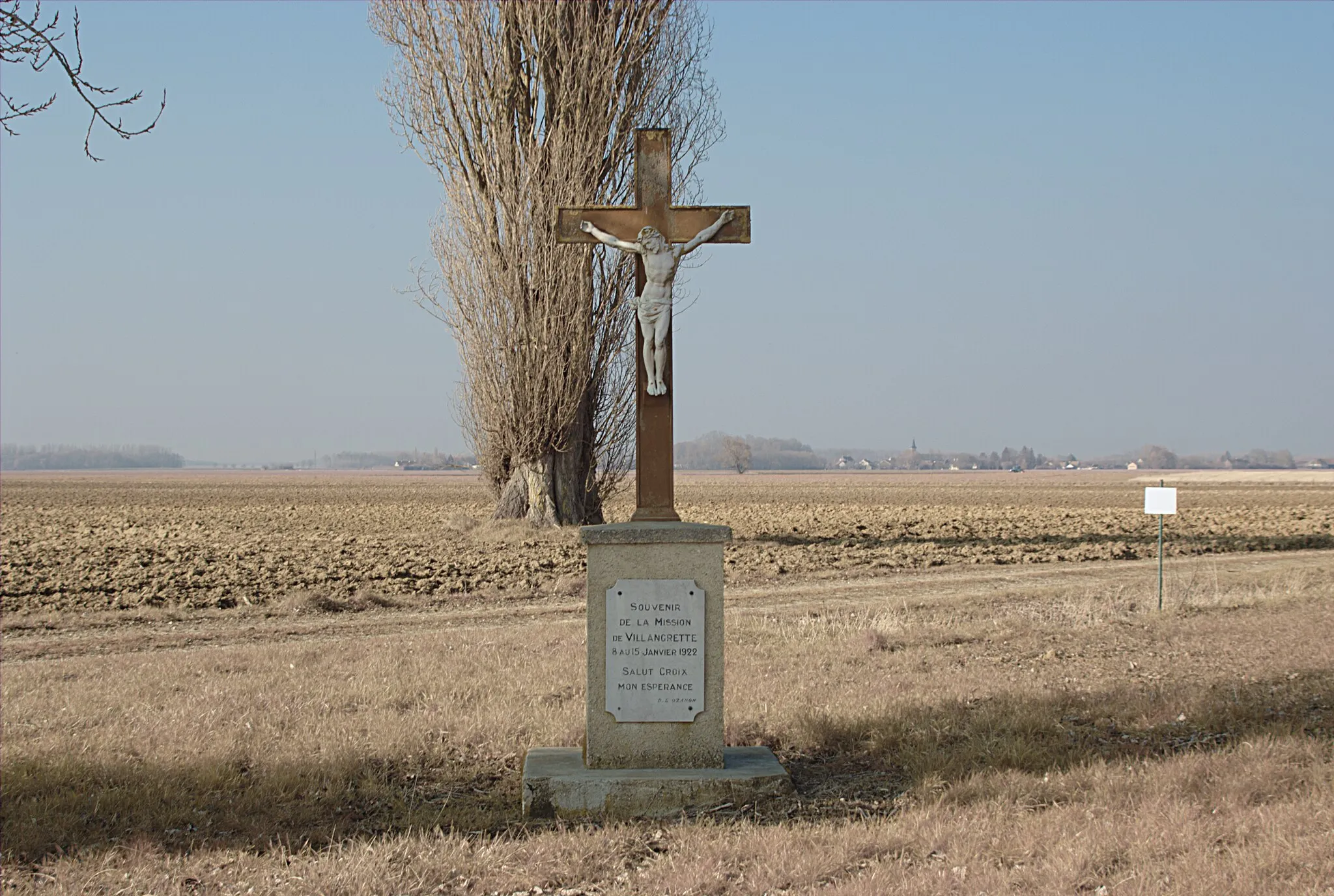 Photo showing: Wayside cross, hamlet of Villangrette, Saint-Loup (Jura, Franche-Comté, France) photographied without the UV IR cut filter.