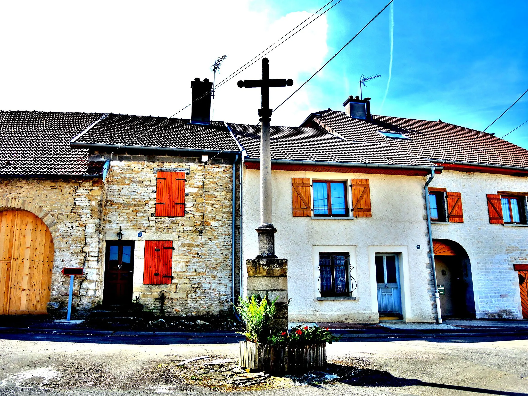 Photo showing: Croix pommée, en haut du village de Mailley-et-Chazelot. Haute-Saône