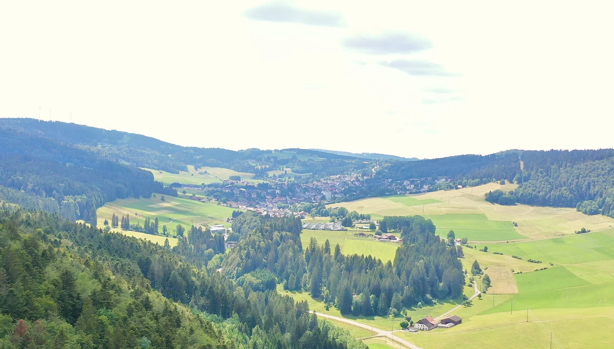 Photo showing: Vue aérienne sur Tramelan (BE), en Suisse.