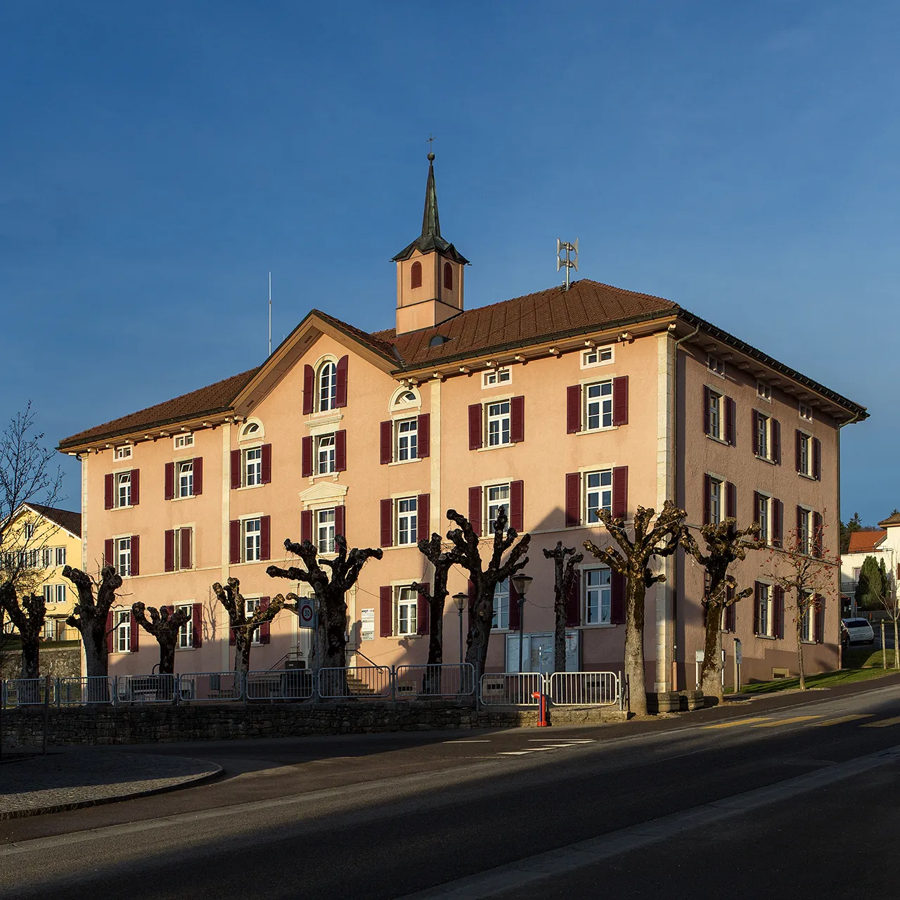 Photo showing: Administration communale (altes Schulhaus) in Les Breuleux (JU)