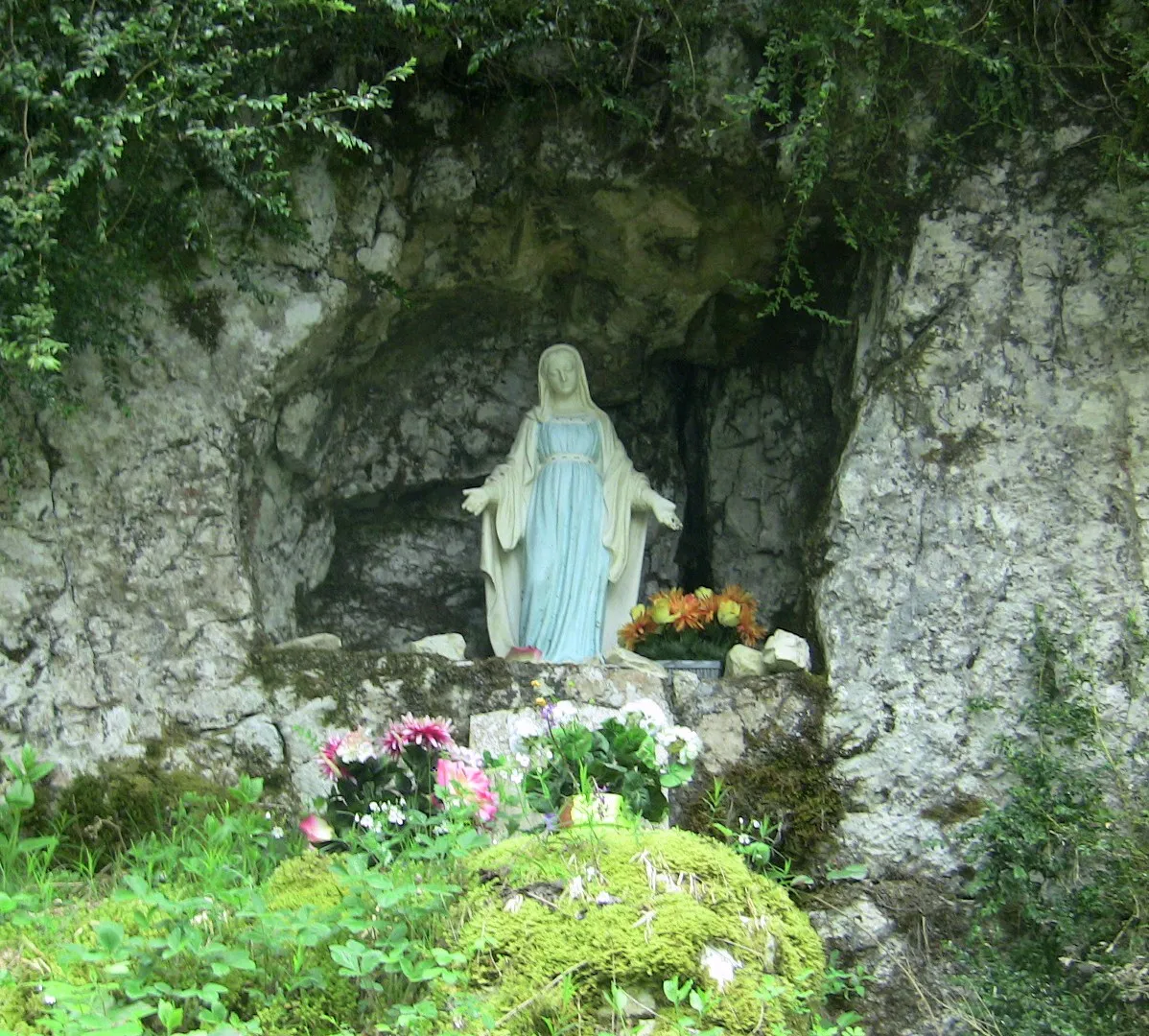 Photo showing: Statue de la Vierge Marie située sur la voie principale de la Chapelle des Buis à Besançon (Doubs, France).