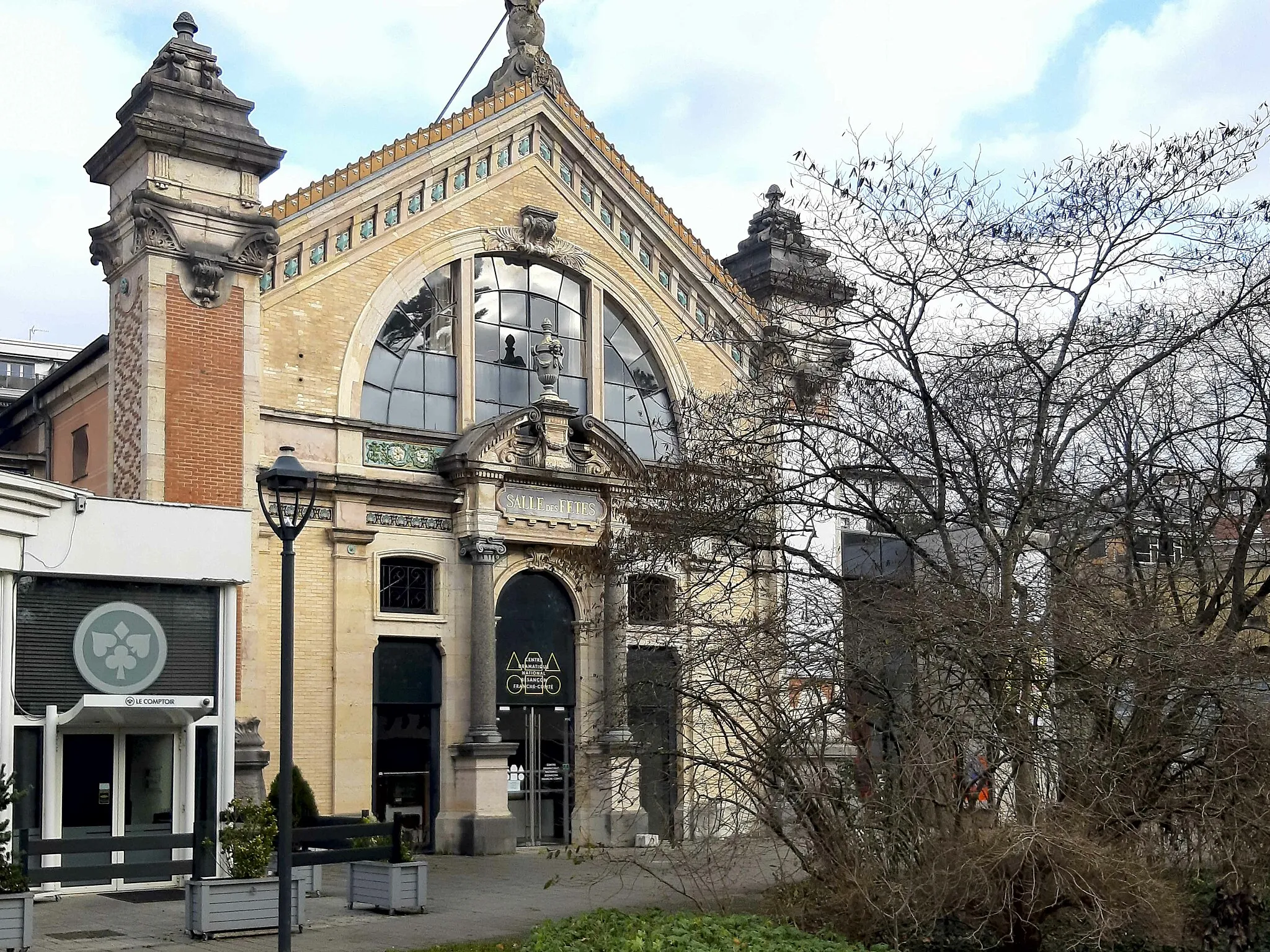 Photo showing: Façade principale du Centre dramatique national de Besançon, ancienne salle des fêtes du casino de Besançon-les-Bains.