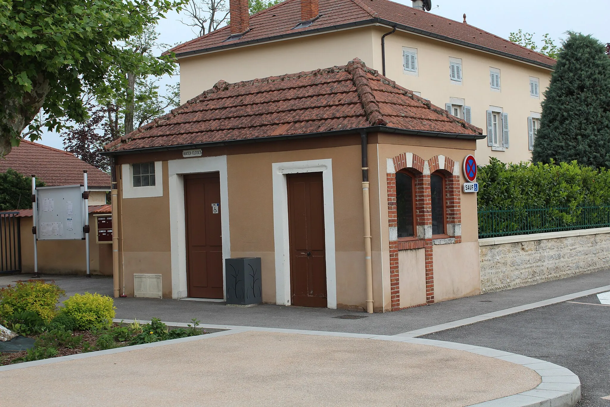 Photo showing: Poids public de Cras-sur-Reyssouze.