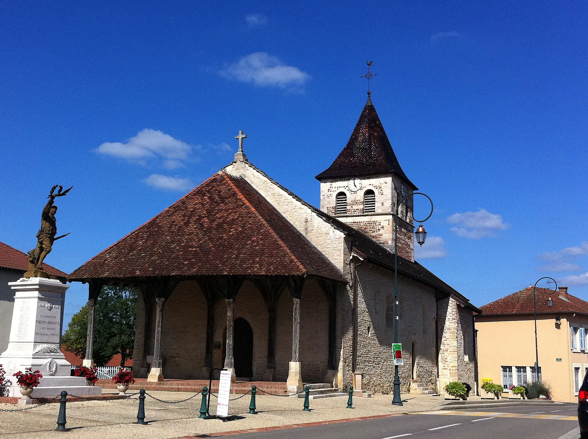 Photo showing: Église Saint-Antoine de Saint-Nizier-le-Bouchoux, Ain, France. Dans le coin inférieur gauche, Le Poilu victorieux d'Eugène Benet.