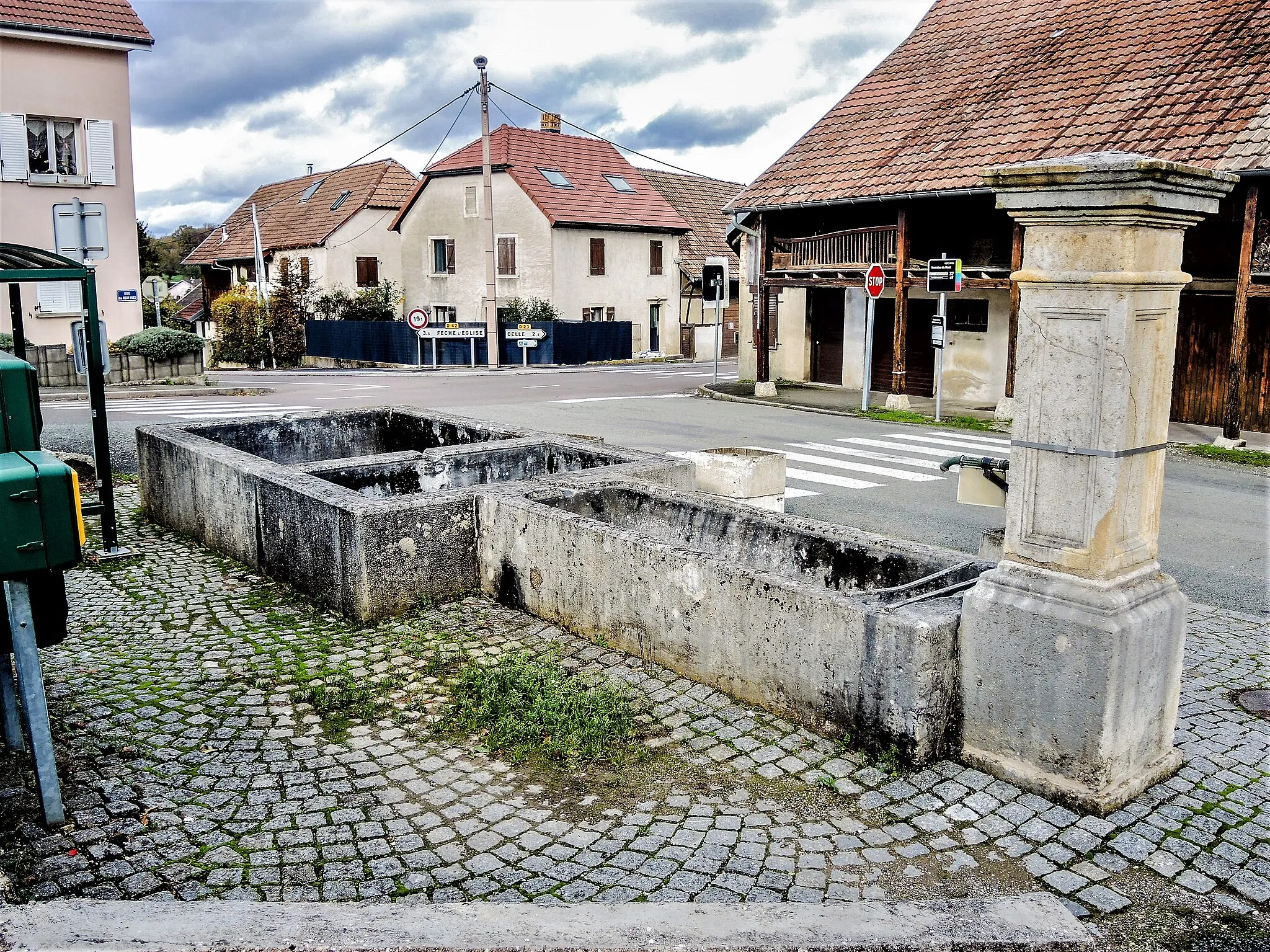 Photo showing: Fontaine-lavoir du haut du village de Lebetain