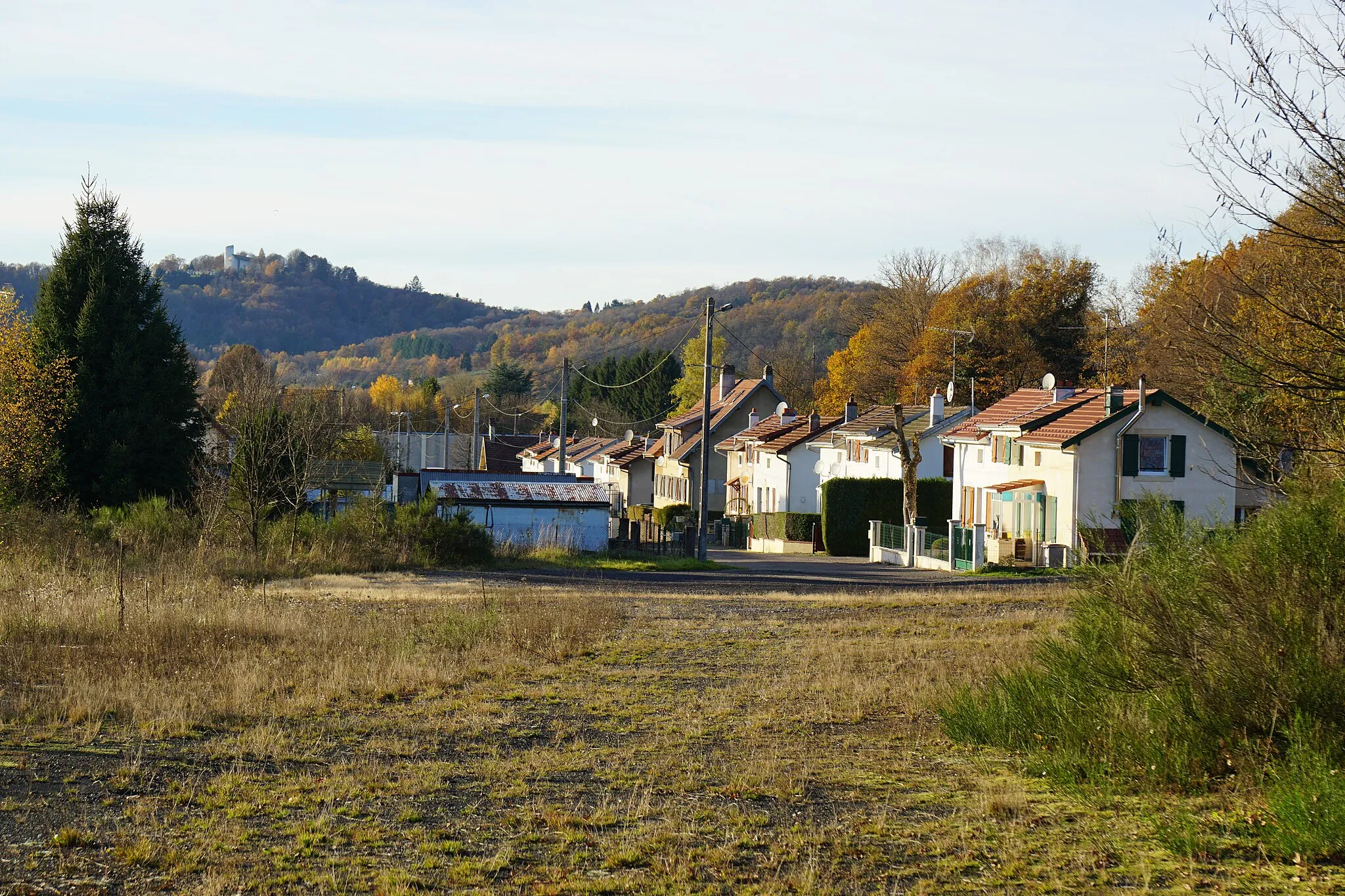 Photo showing: Le terril sud du puits Sainte-Pauline à Champagney (70) avec la cité minières des Époisses et la colline de Bourlémont en arrière plan.