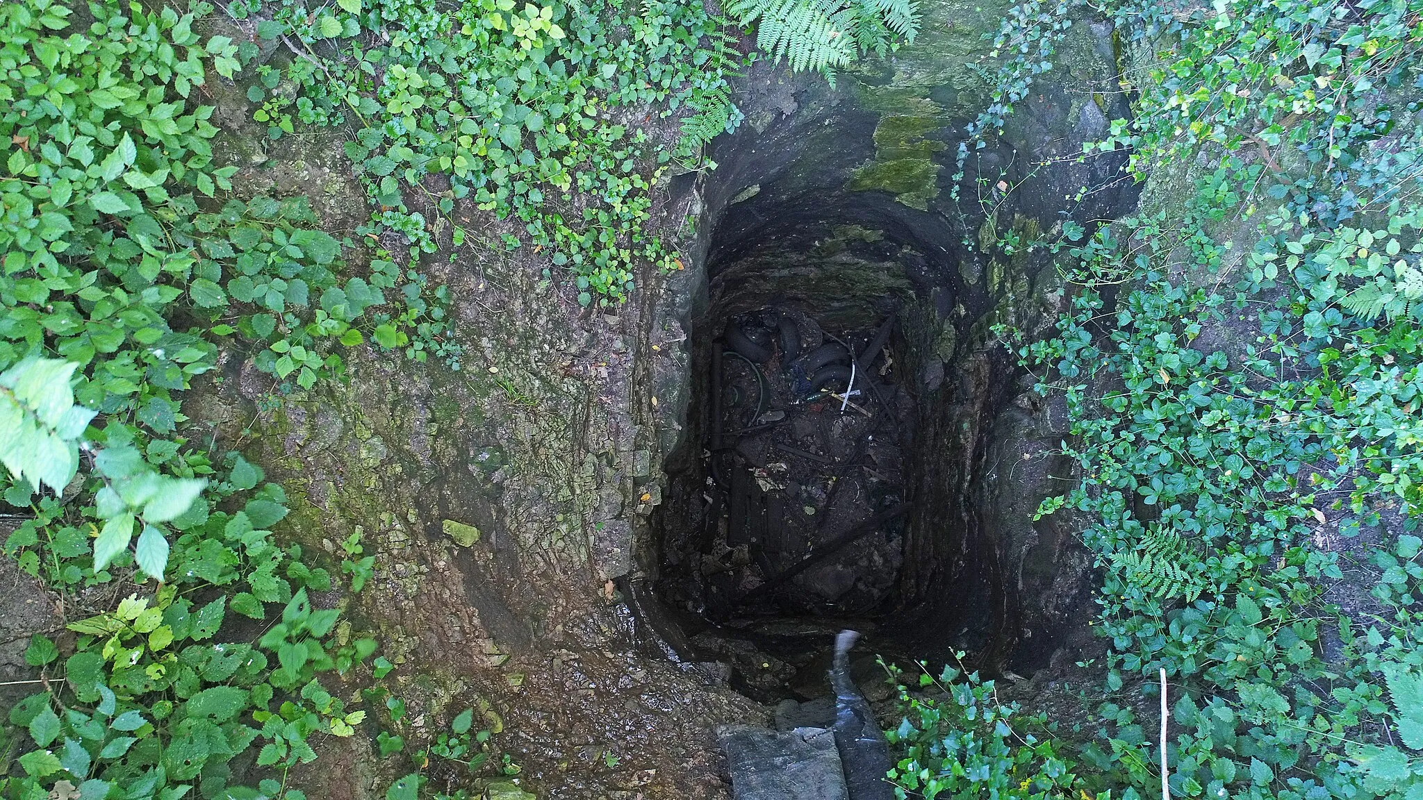 Photo showing: Vue plongeante du puits E de Corcelles.